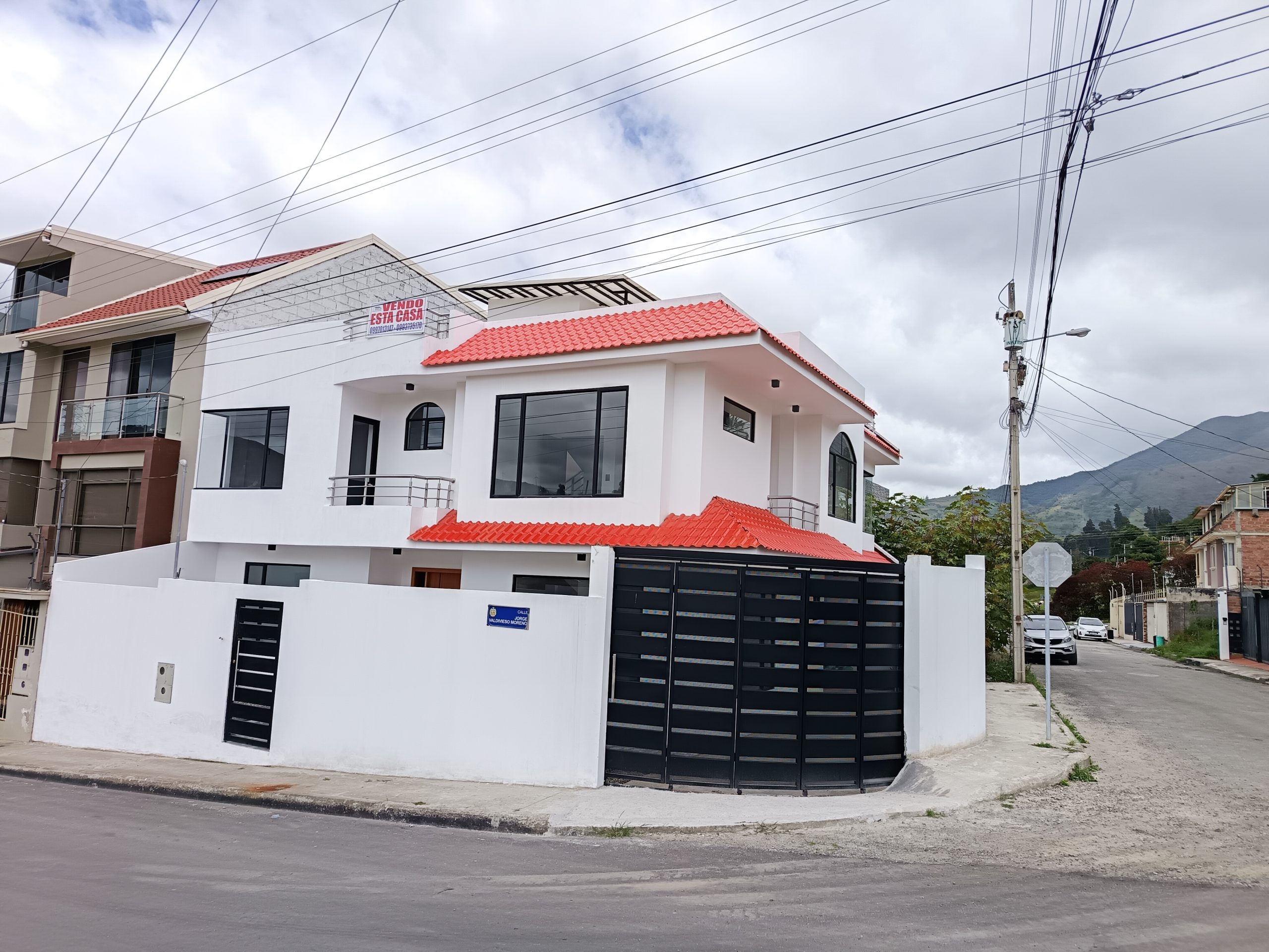 VENTA DE CASA ESQUINERA A ESTRENAR EN AMABLE MARÍA – LOJA