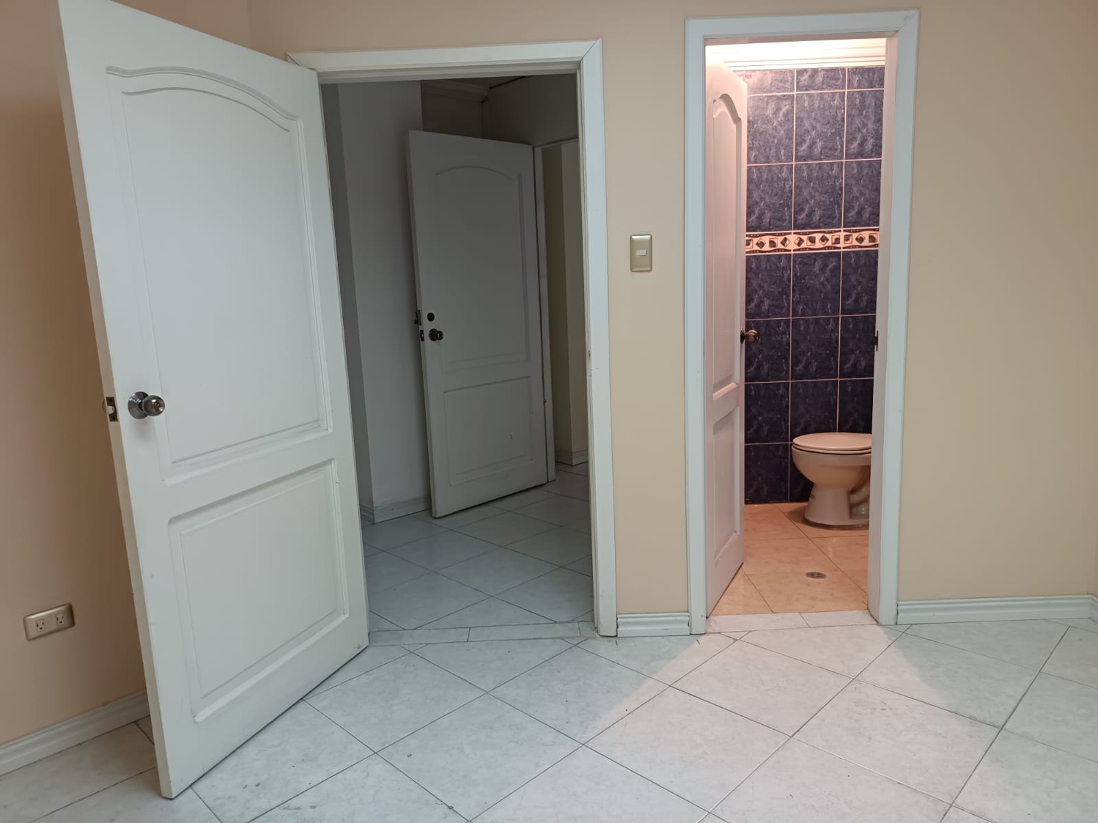 VENDO CÓMODA Y CONFORTABLE OFICINA