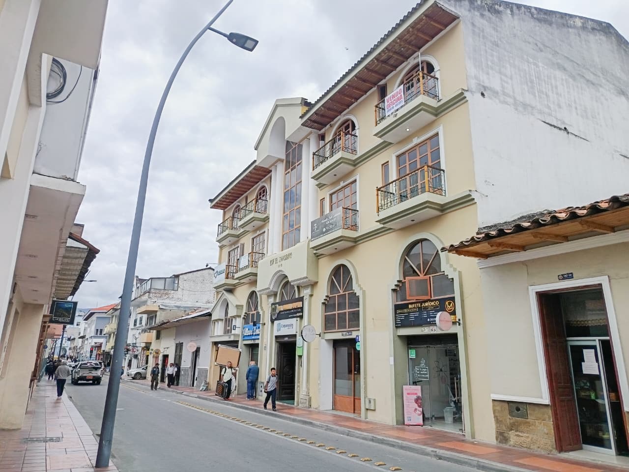SU OFICINA EN PLENO CENTRO DE LA CIUDAD DE LOJA-  EDIFICIO EL ZAMORANO ️