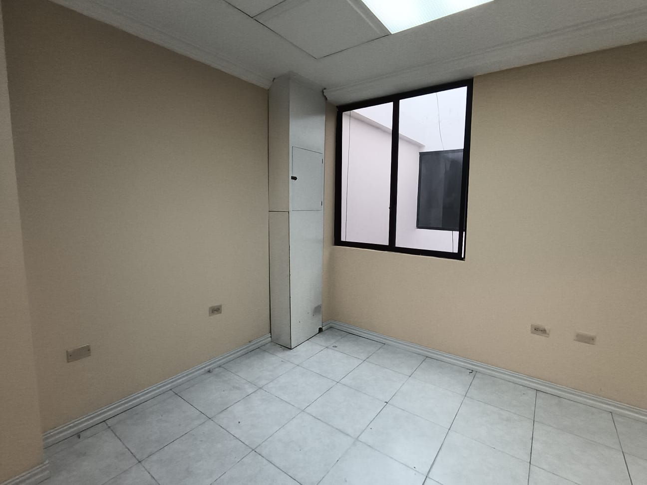VENDO CÓMODA Y CONFORTABLE OFICINA EN LOJA