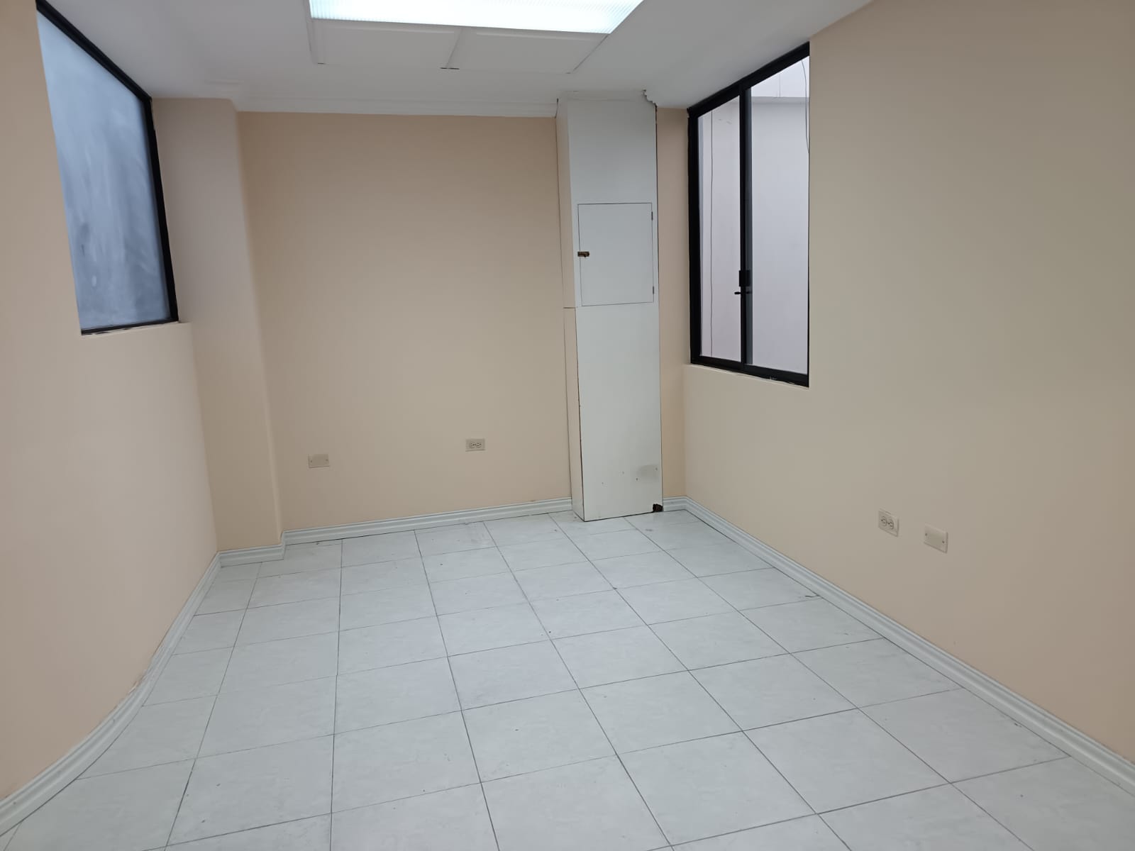 VENDO CÓMODA Y CONFORTABLE OFICINA EN LOJA