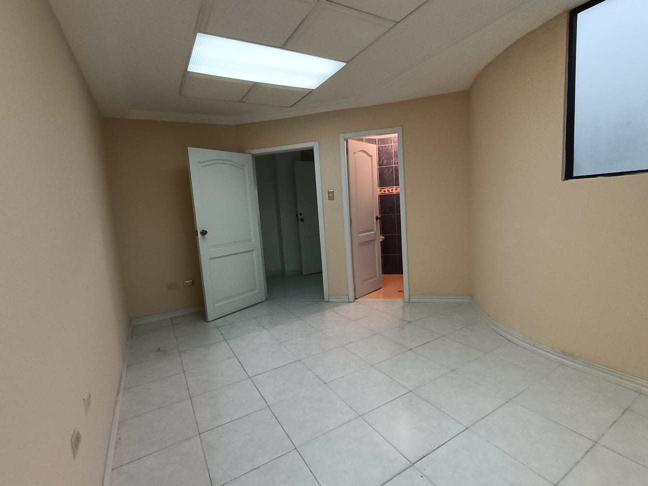 VENDO CÓMODA Y CONFORTABLE OFICINA EN LOJA