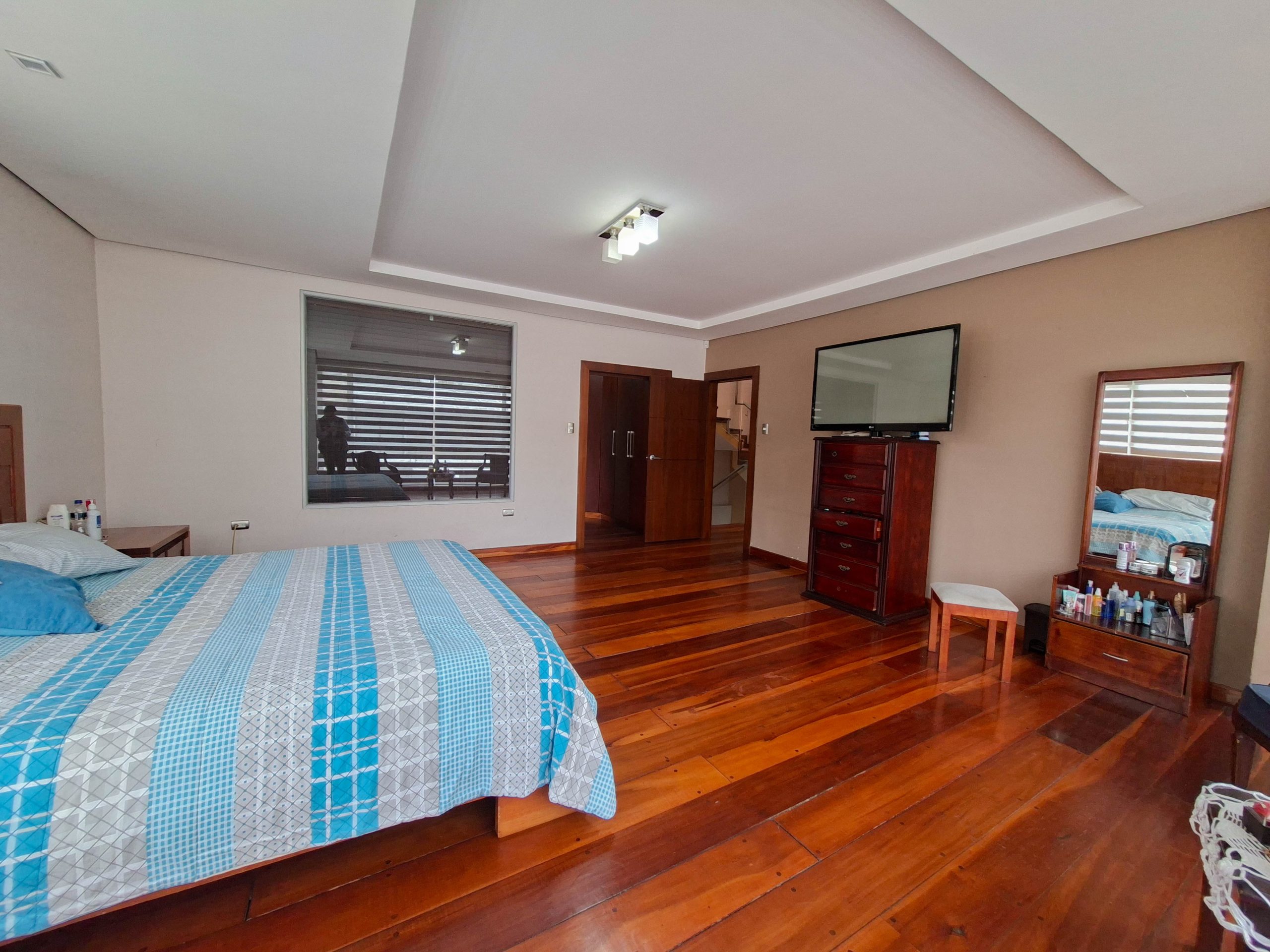 CONFORTABLE CASA RESIDENCIAL UNIFAMILIAR DE VENTA. 5 HABITACIONES Y 5 BAÑOS | EN LOJA, AMABLE MARÍA