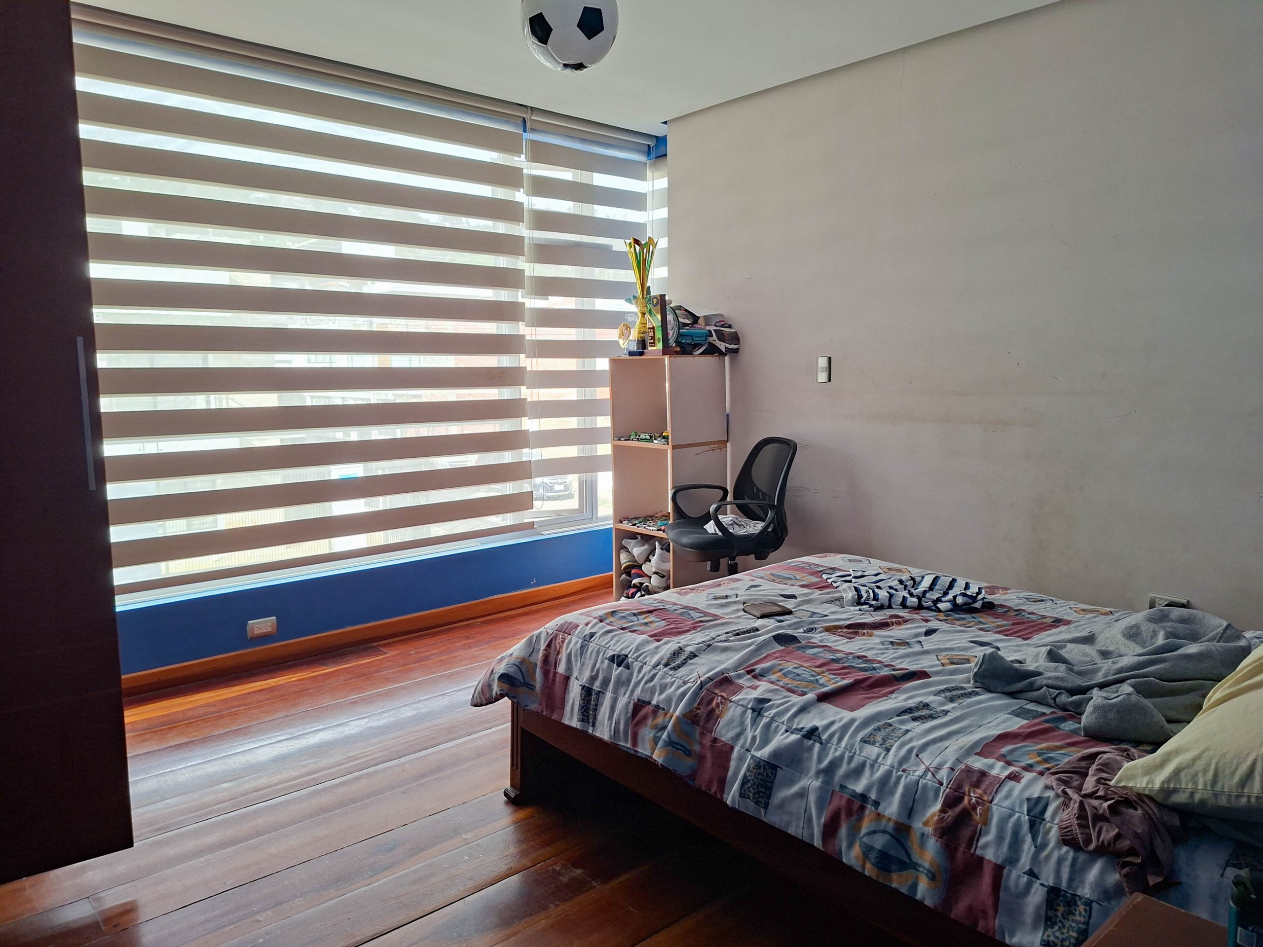 CONFORTABLE CASA RESIDENCIAL UNIFAMILIAR DE VENTA. 5 HABITACIONES Y 5 BAÑOS | EN LOJA, AMABLE MARÍA