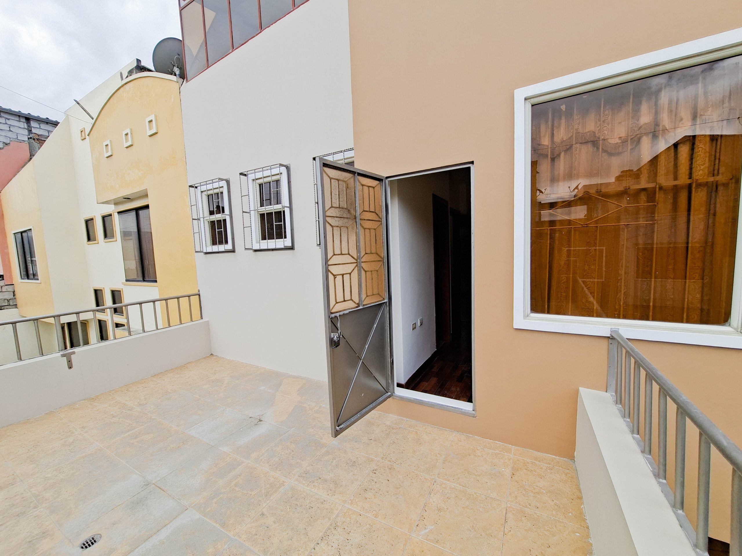 CONFORTABLE CASA ESQUINERA EN VENTA EN LOJA | EN CONJUNTO SAN FRANCISCO DE OBRAPÍA