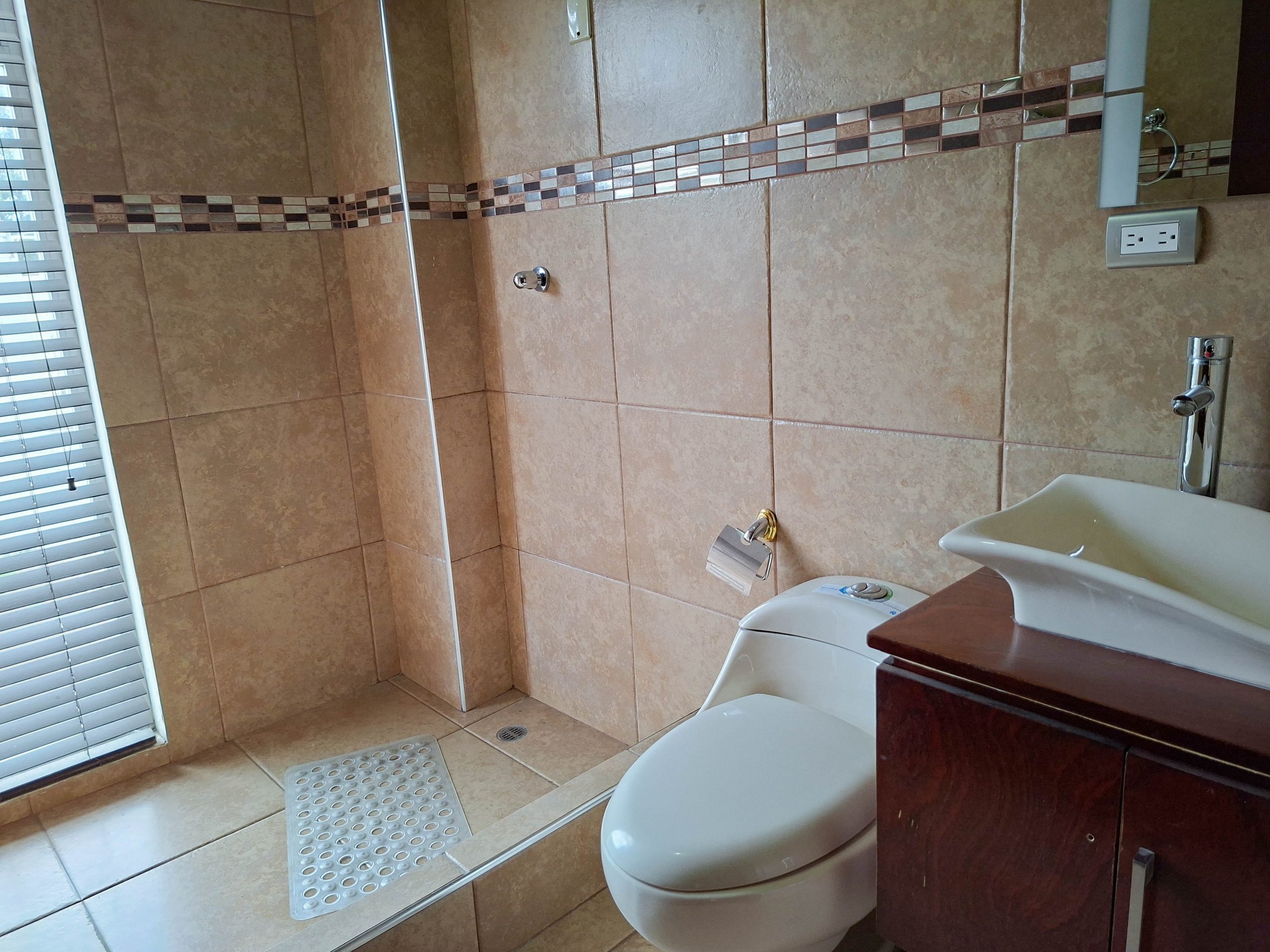 CONFORTABLE CASA RESIDENCIAL UNIFAMILIAR DE VENTA. 5 HABITACIONES Y 5 BAÑOS | EN LOJA, AMABLE MARÍA