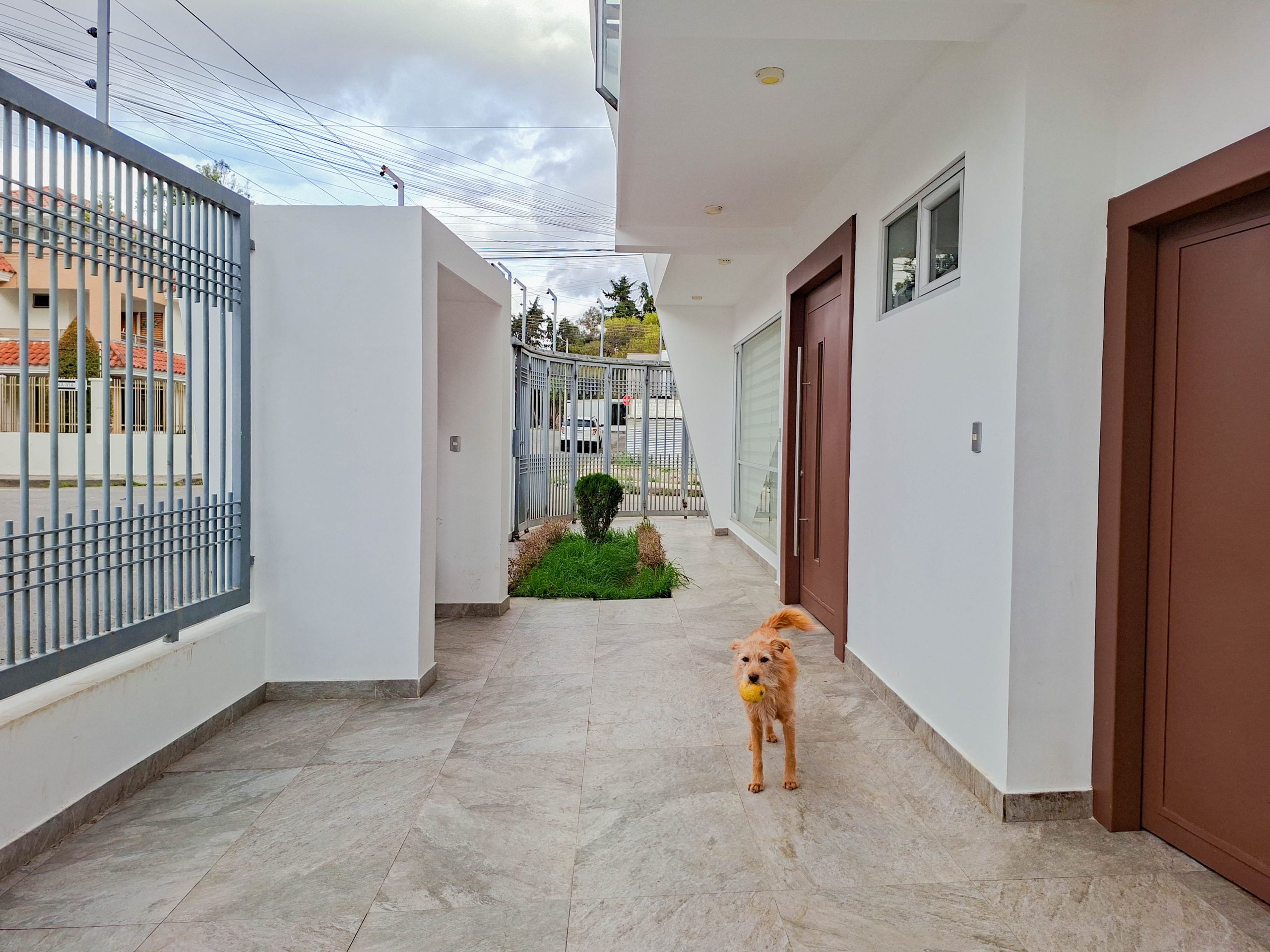 CONFORTABLE CASA RESIDENCIAL UNIFAMILIAR DE VENTA. 5 HABITACIONES Y 5 BAÑOS | EN LOJA, AMABLE MARÍA