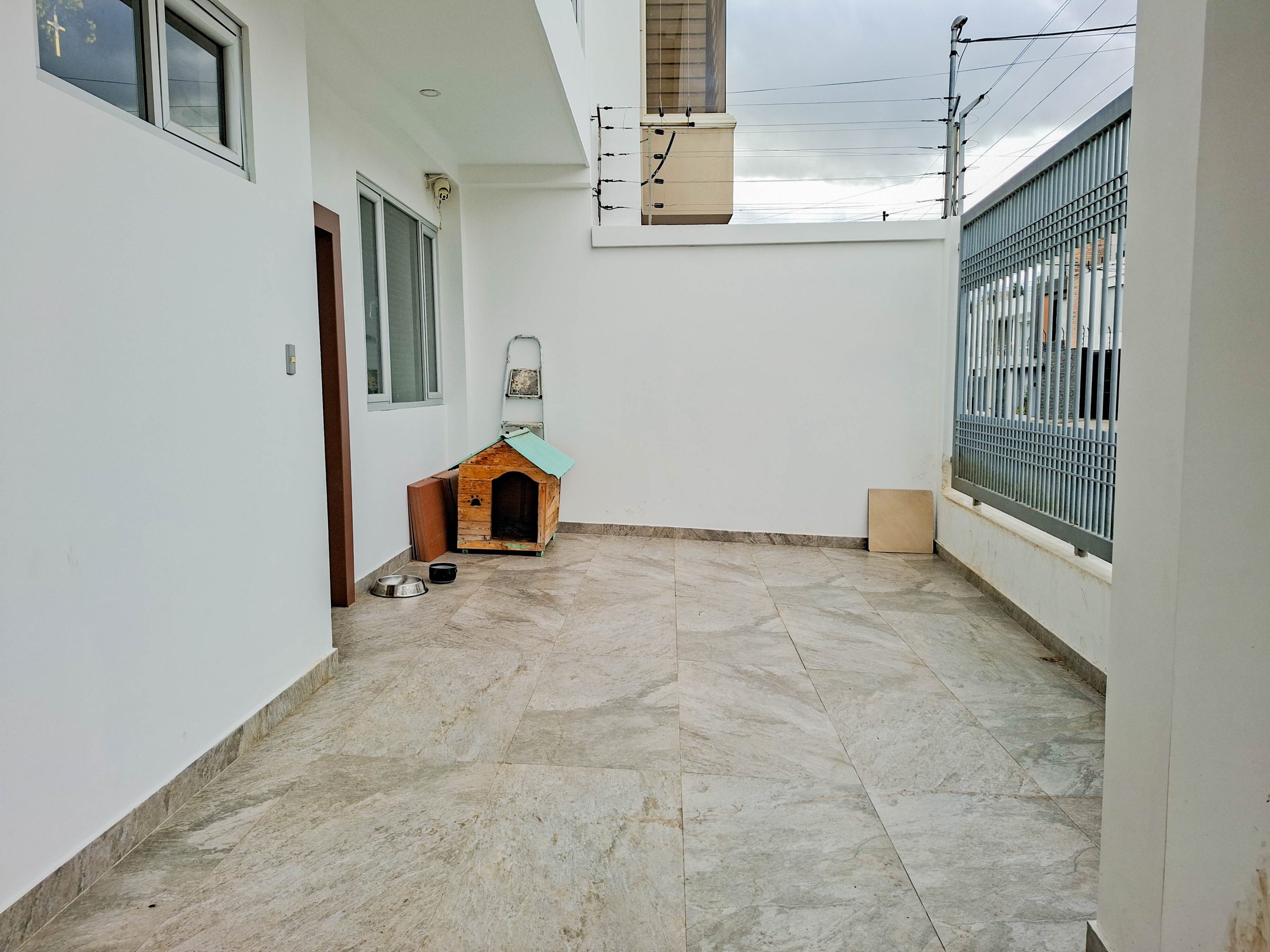 CONFORTABLE CASA RESIDENCIAL UNIFAMILIAR DE VENTA. 5 HABITACIONES Y 5 BAÑOS | EN LOJA, AMABLE MARÍA