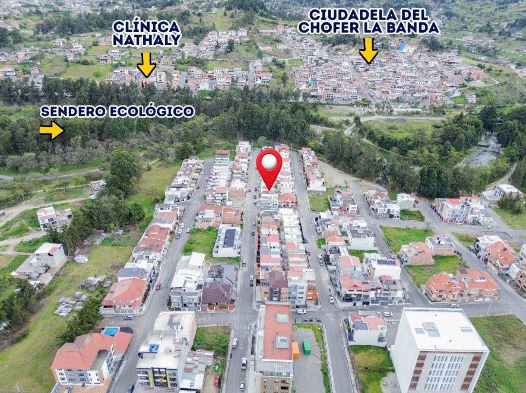 CONFORTABLE CASA RESIDENCIAL UNIFAMILIAR DE VENTA. 5 HABITACIONES Y 5 BAÑOS | EN LOJA, AMABLE MARÍA