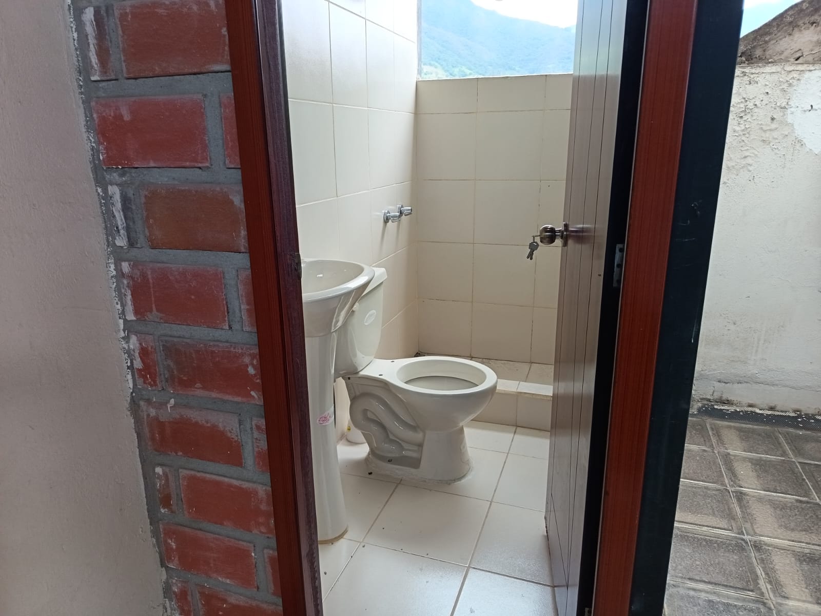 CASA RENTERA DE OPORTUNIDAD EN SAUCES NORTE – LOJA | 2 DEPARTAMENTOS + LOCAL