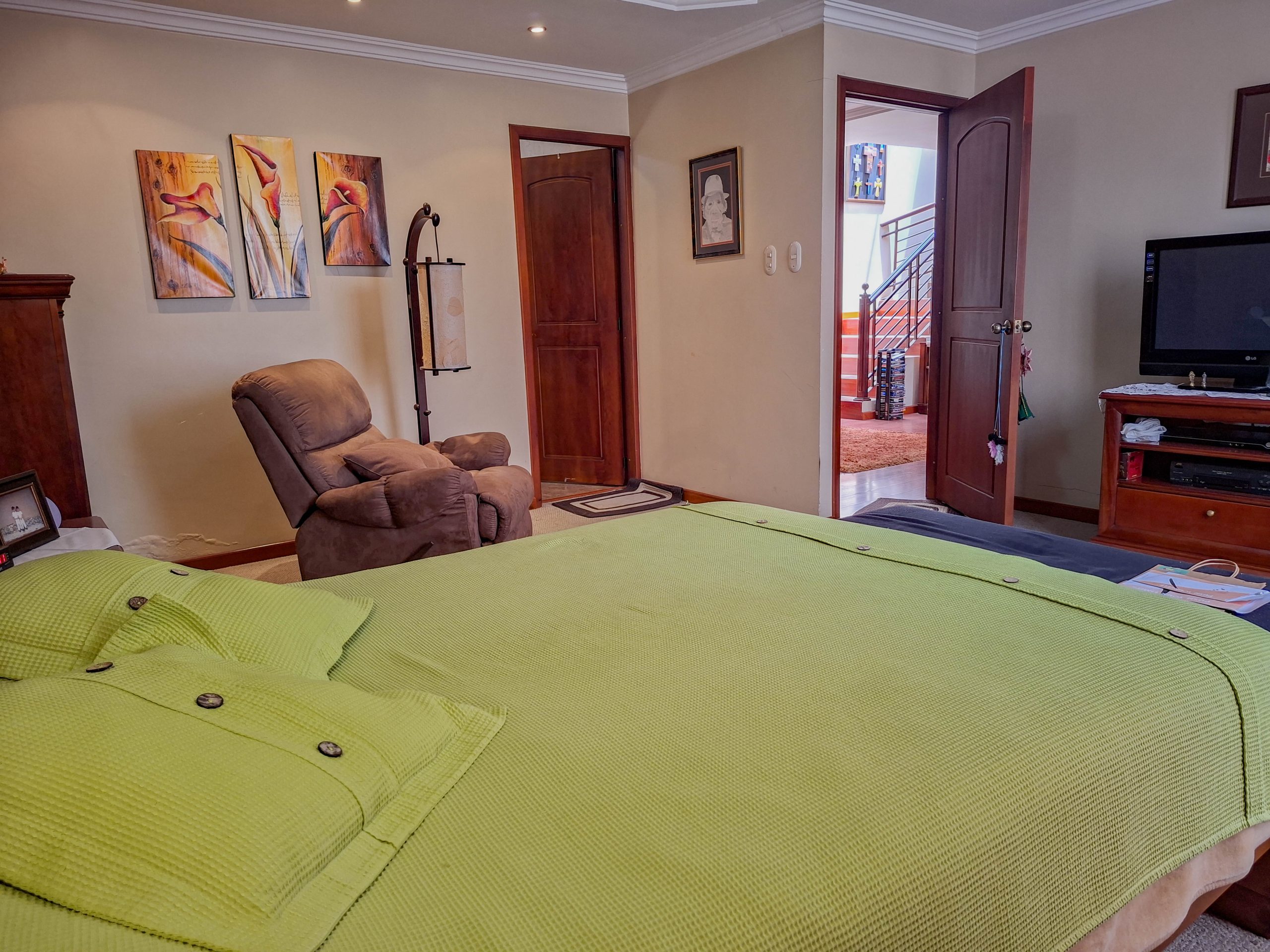 ️ CONFORTABLE CASA RESIDENCIAL DE VENTA –- AV. OCCIDENTAL DE LOJA