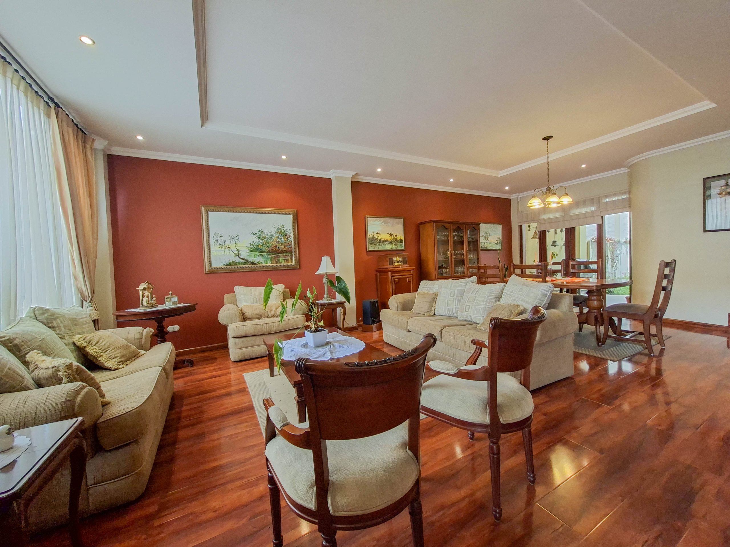 ️ CONFORTABLE CASA RESIDENCIAL DE VENTA –- AV. OCCIDENTAL DE LOJA