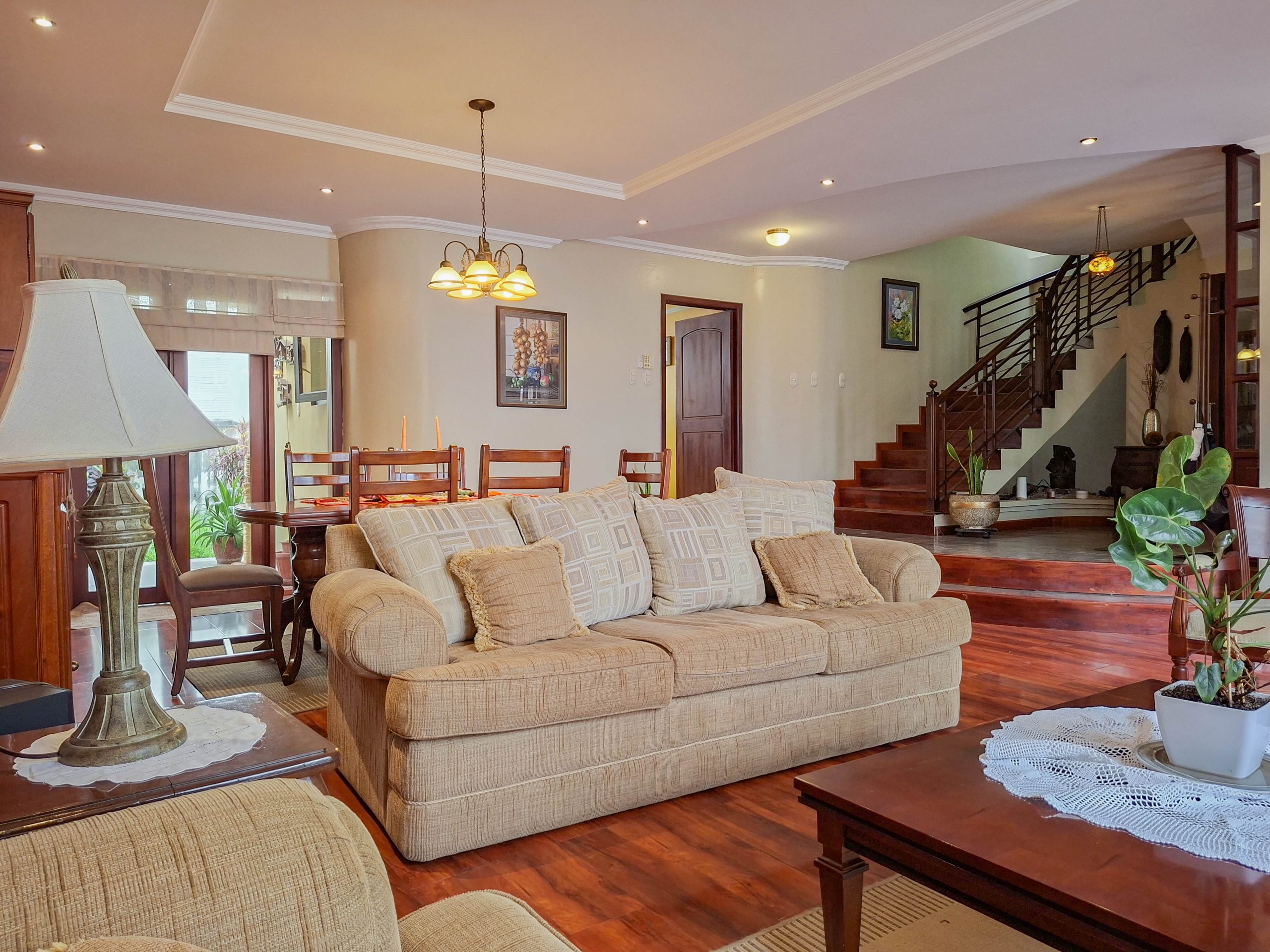 ️ CONFORTABLE CASA RESIDENCIAL DE VENTA –- AV. OCCIDENTAL DE LOJA
