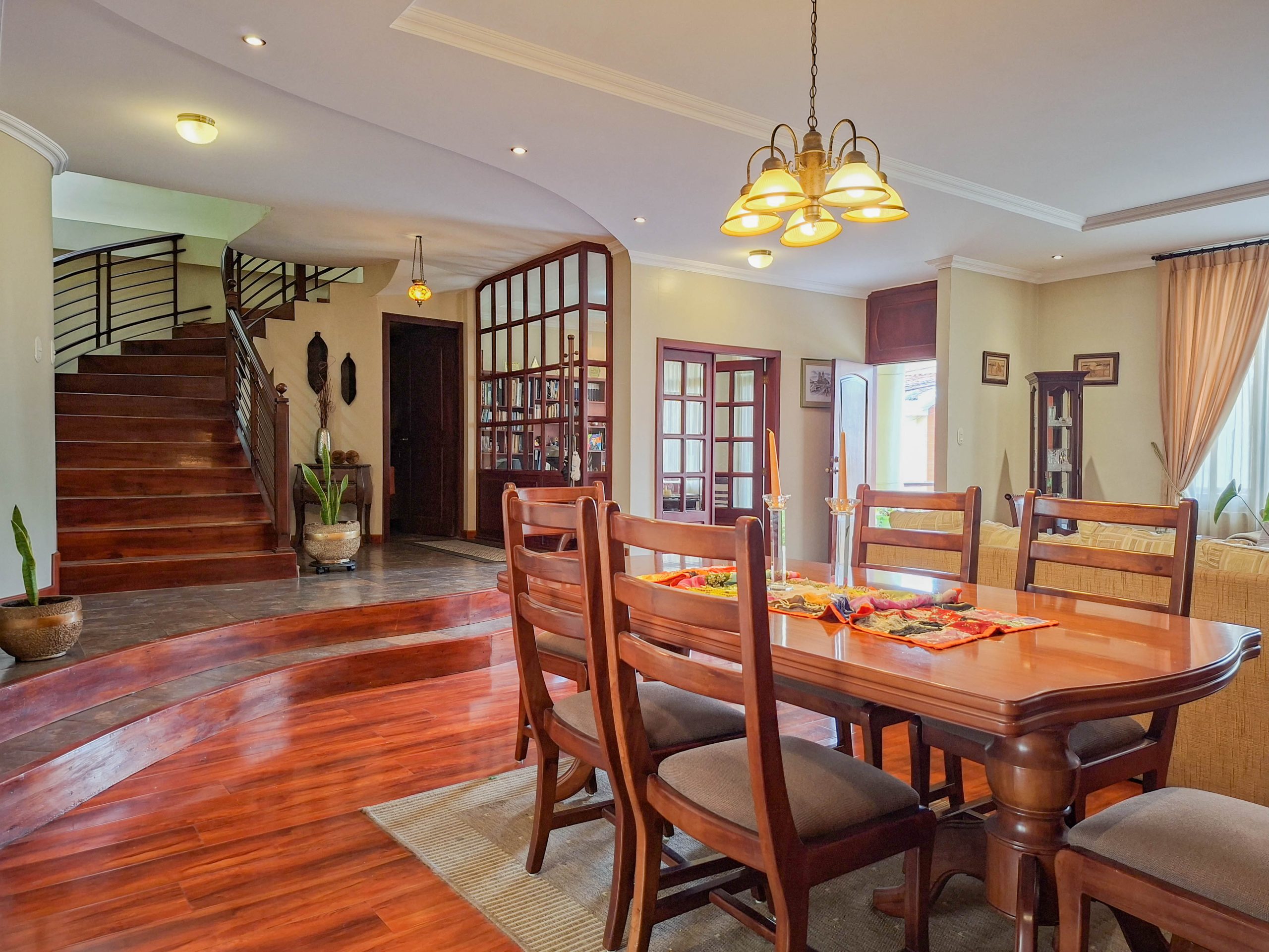 ️ CONFORTABLE CASA RESIDENCIAL DE VENTA –- AV. OCCIDENTAL DE LOJA