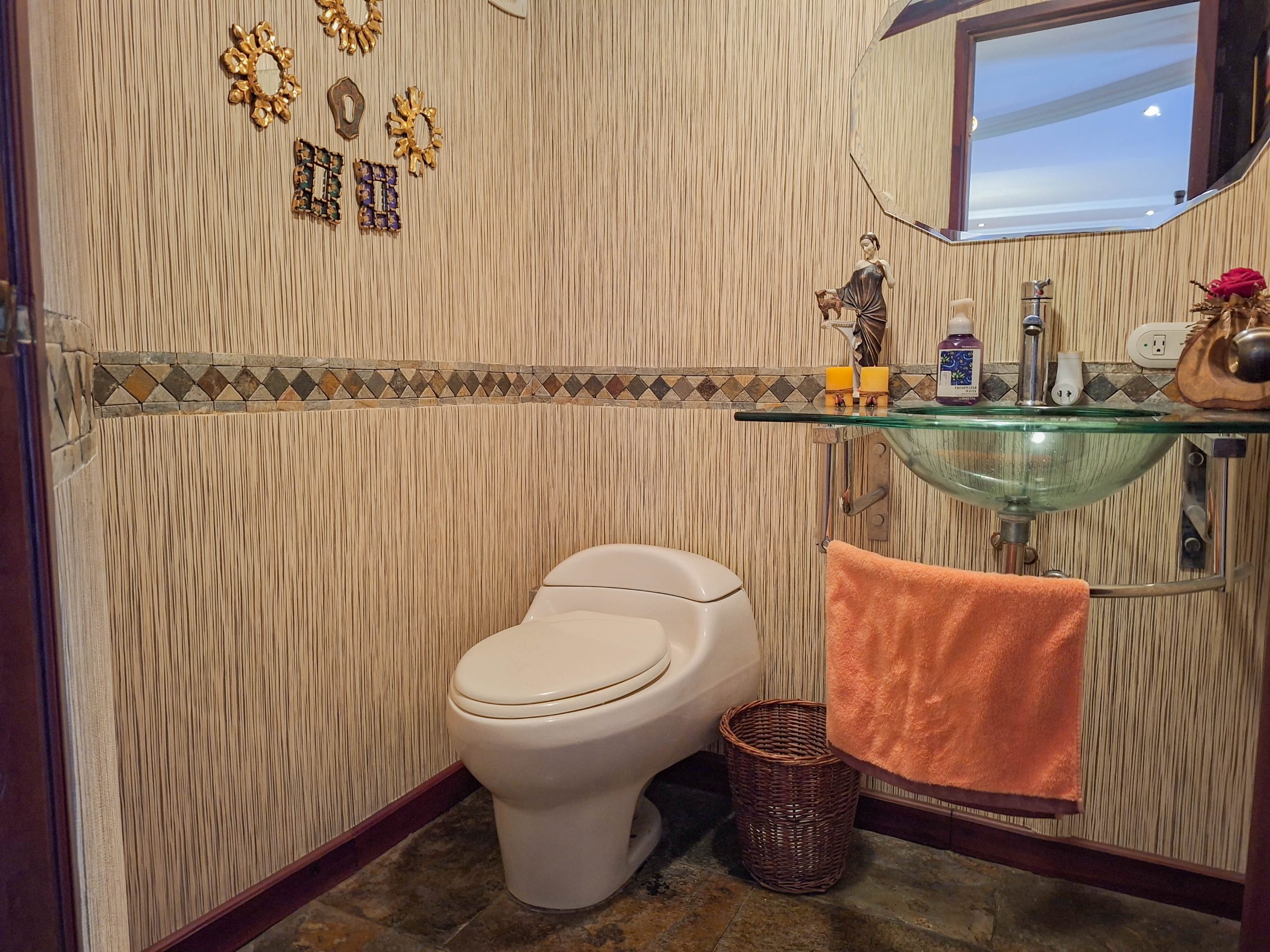 ️ CONFORTABLE CASA RESIDENCIAL DE VENTA –- AV. OCCIDENTAL DE LOJA