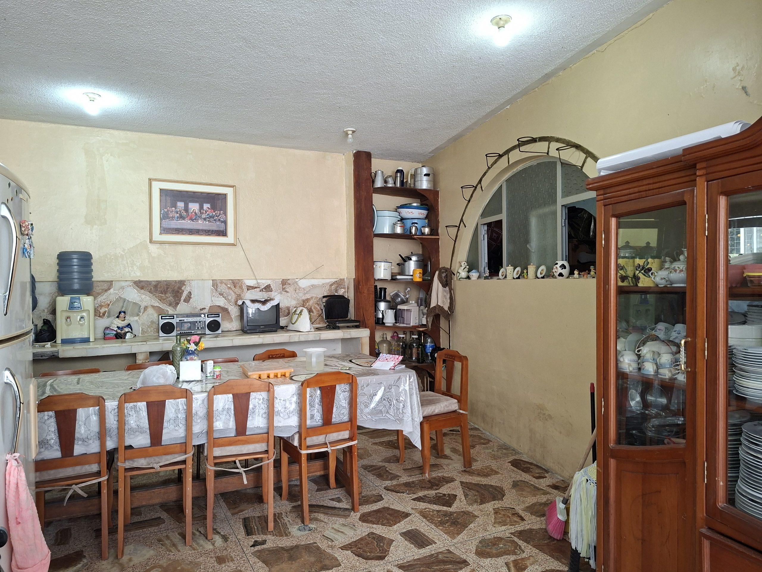 CASA RENTERA DE VENTA A UNA CUADRA DEL SUPERMAXI