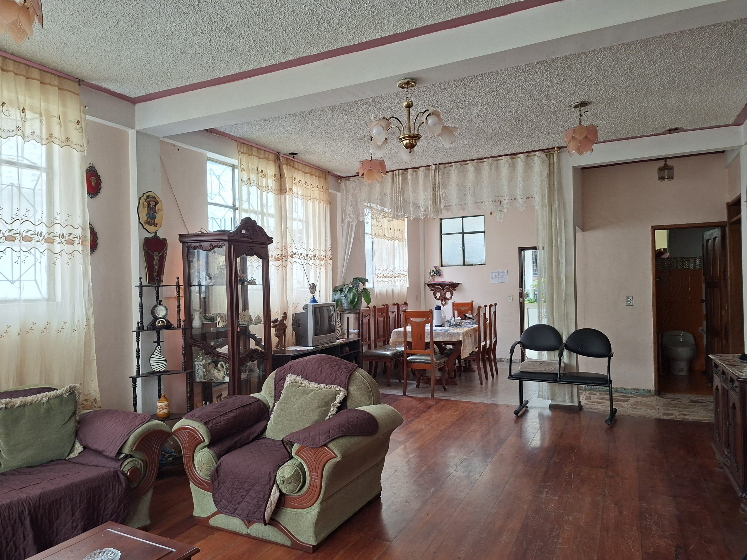 CASA RENTERA DE VENTA A UNA CUADRA DEL SUPERMAXI