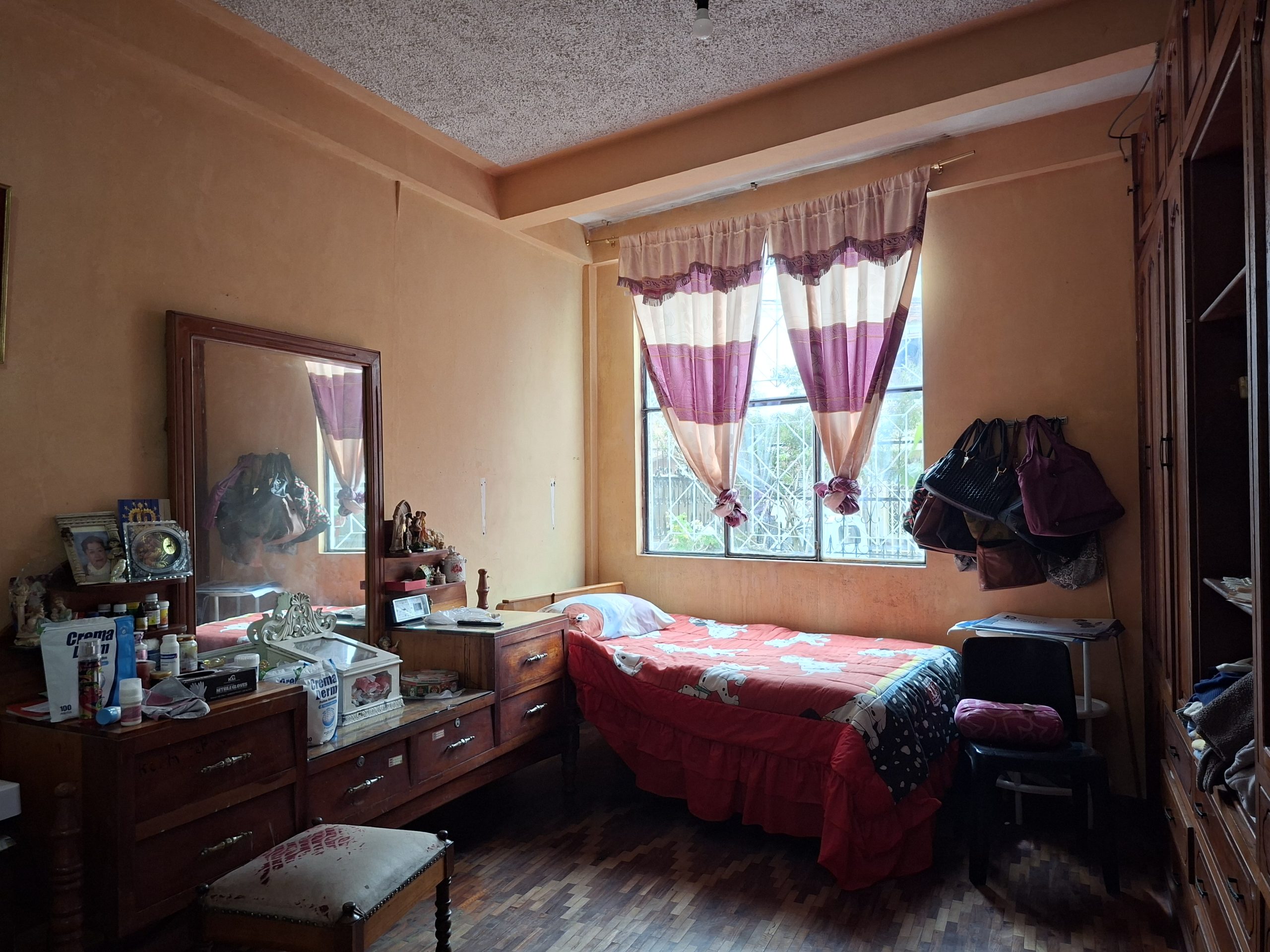 CASA RENTERA DE VENTA A UNA CUADRA DEL SUPERMAXI