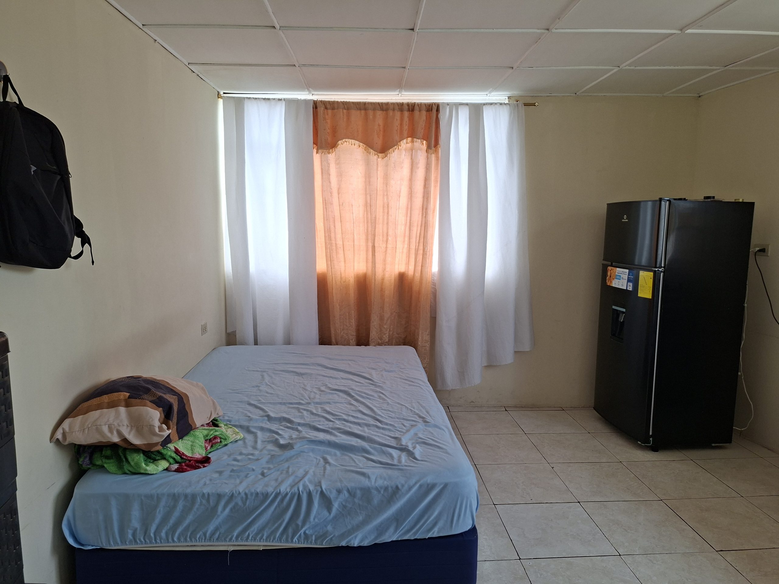 CASA RENTERA DE VENTA A UNA CUADRA DEL SUPERMAXI