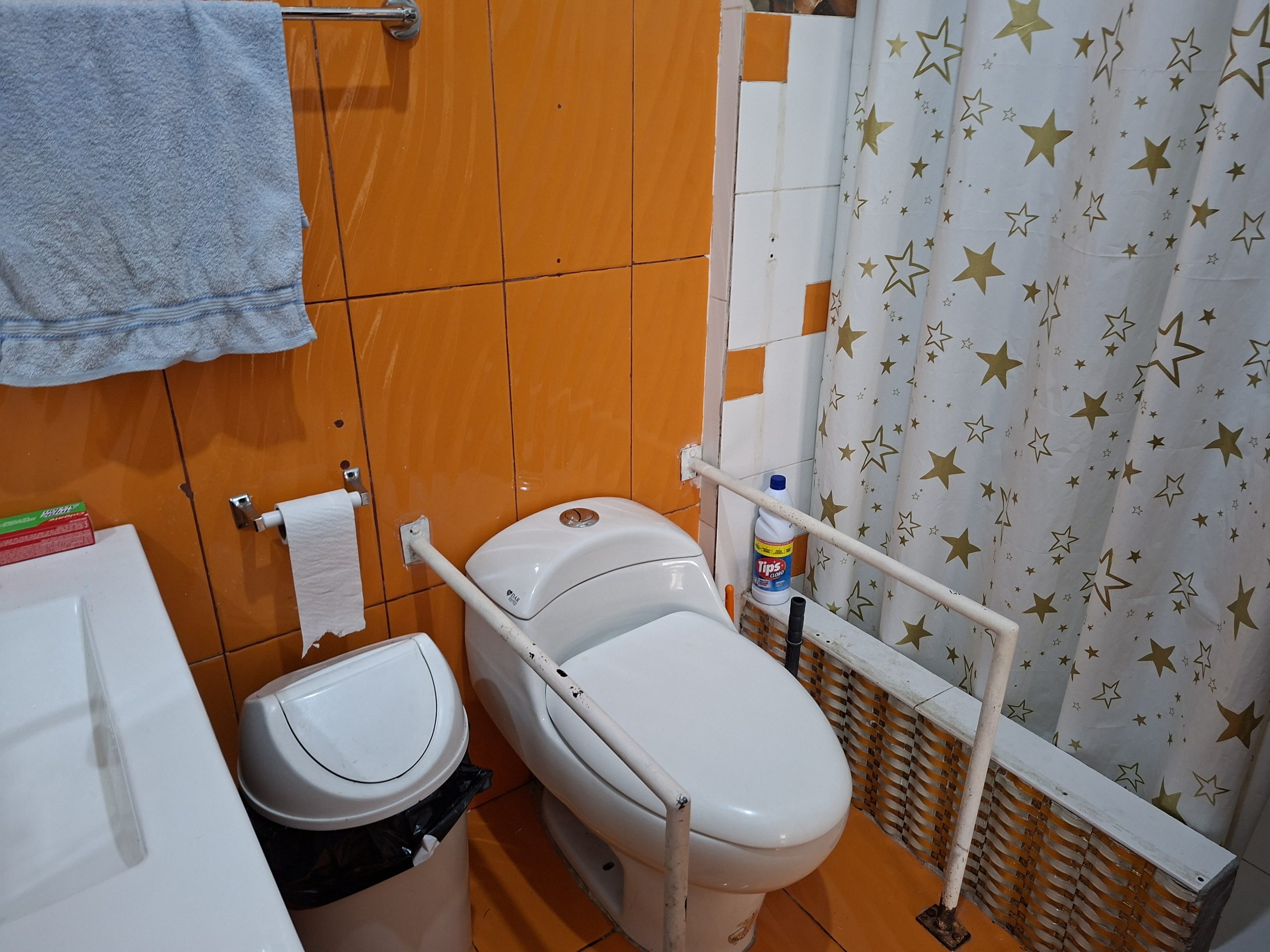 CASA RENTERA DE VENTA A UNA CUADRA DEL SUPERMAXI