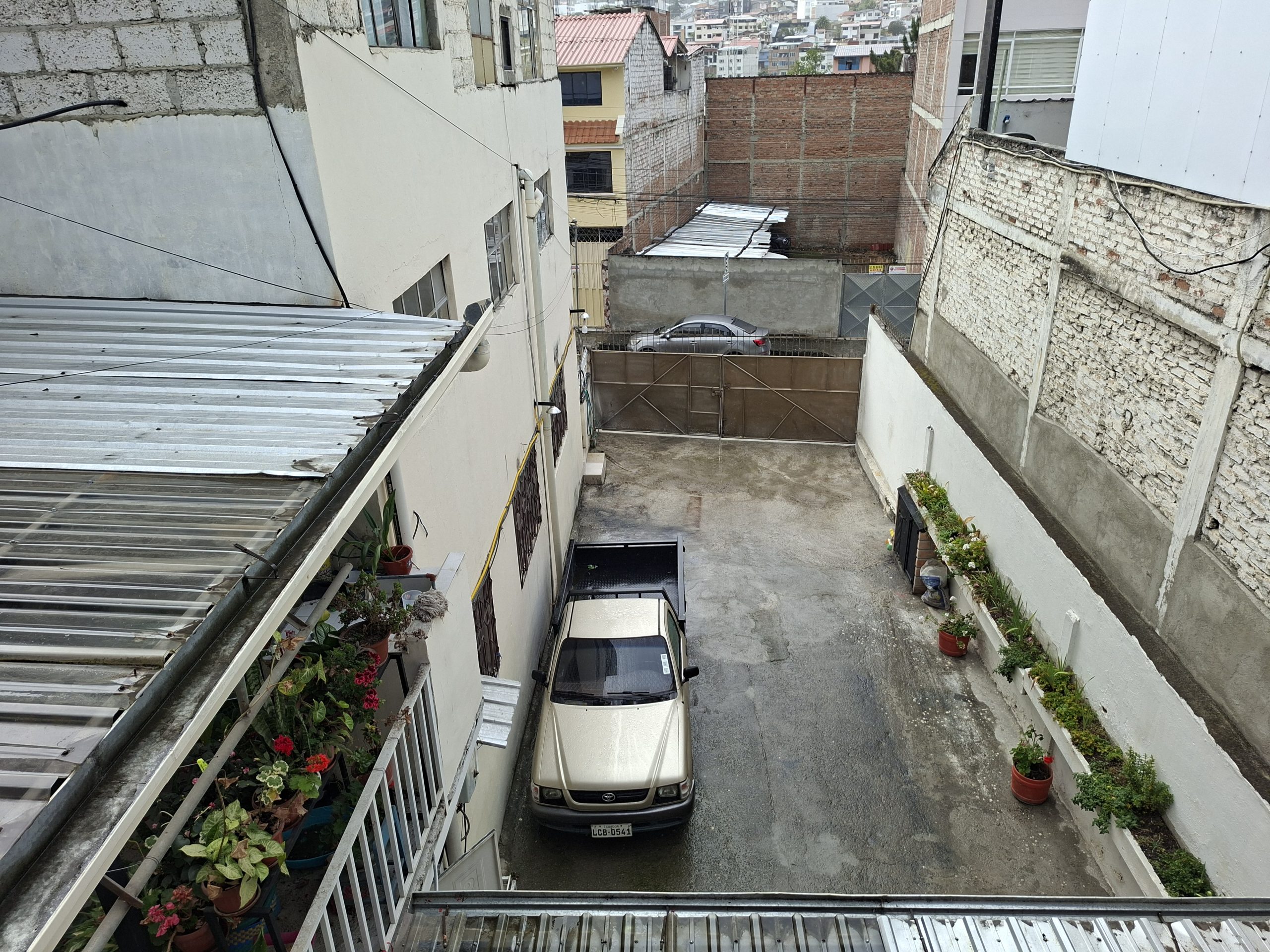 CASA RENTERA DE VENTA A UNA CUADRA DEL SUPERMAXI