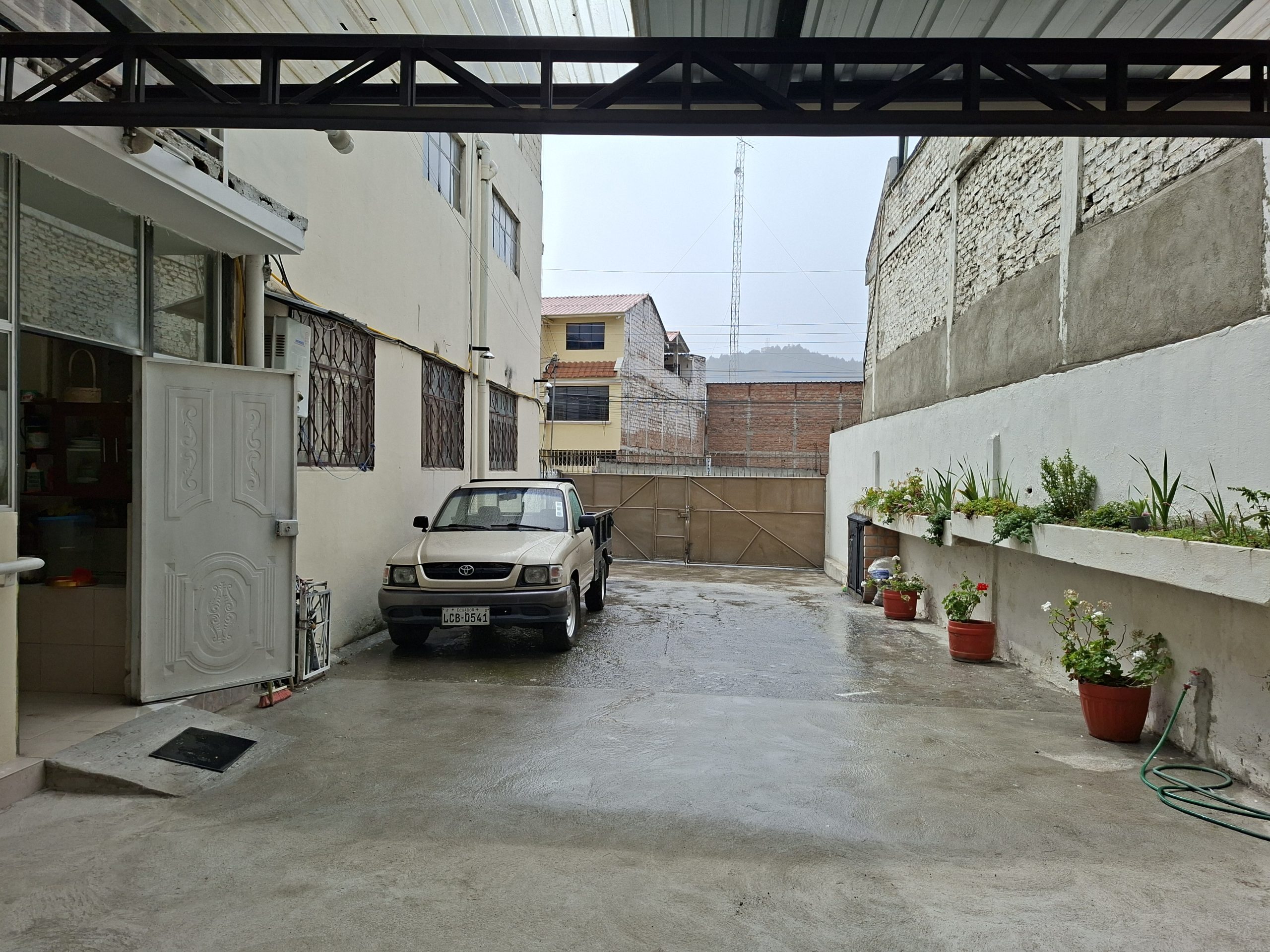CASA RENTERA DE VENTA A UNA CUADRA DEL SUPERMAXI