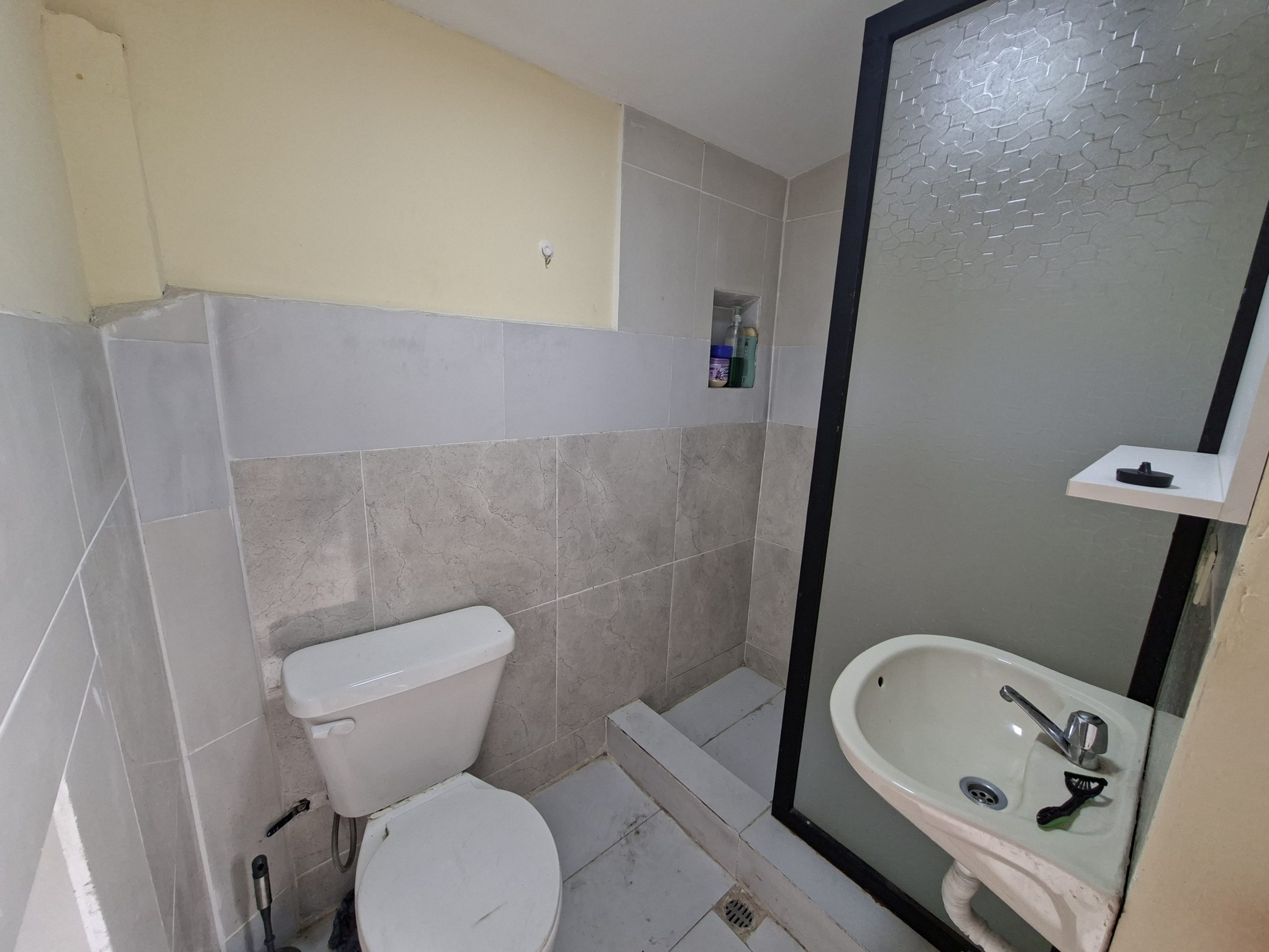 CASA RENTERA DE VENTA A UNA CUADRA DEL SUPERMAXI