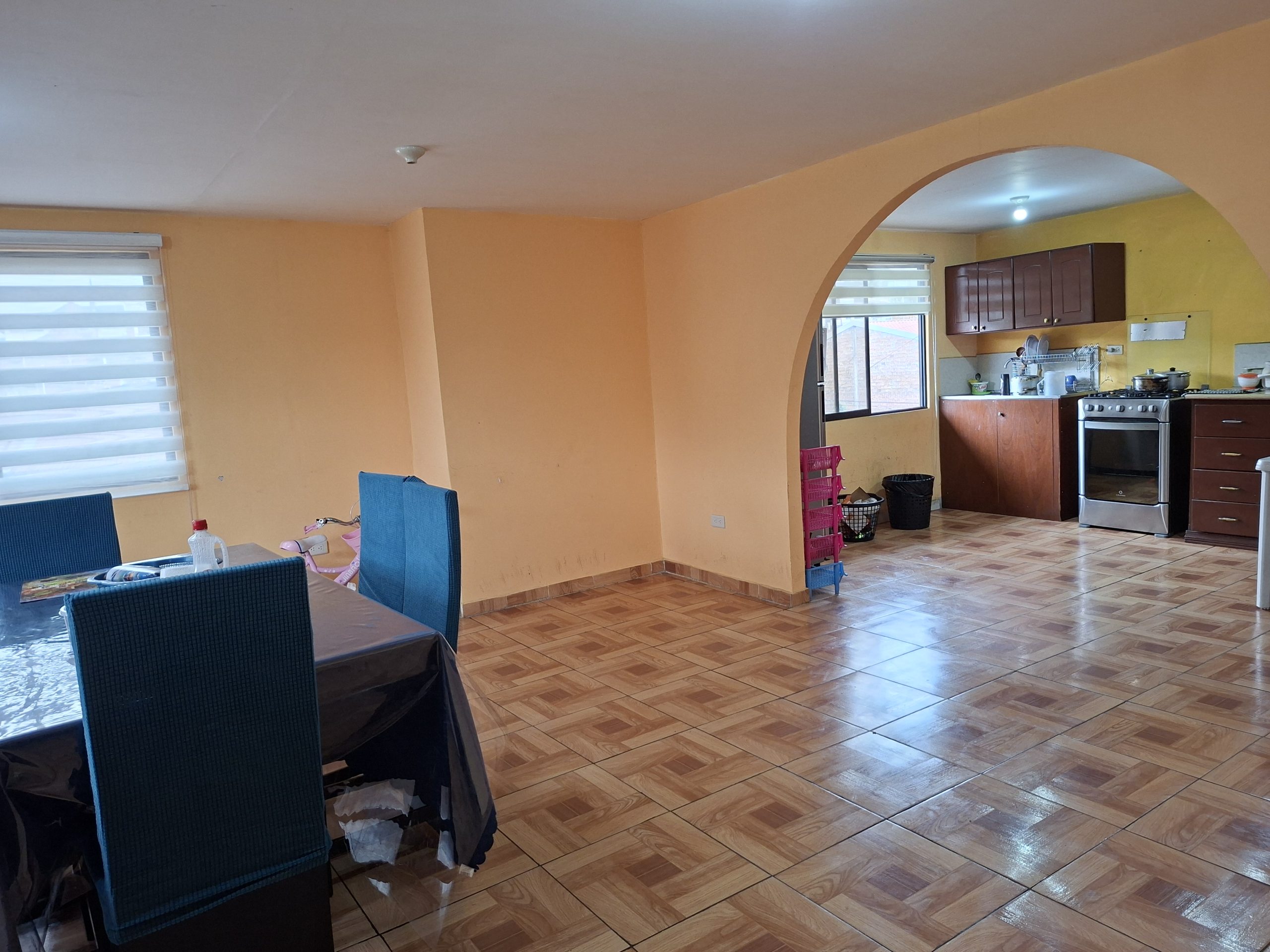 CASA ESQUINERA CON LOCAL COMERCIAL DE VENTA FRENTE A LA AV. DE LOS PALTAS-LOJA