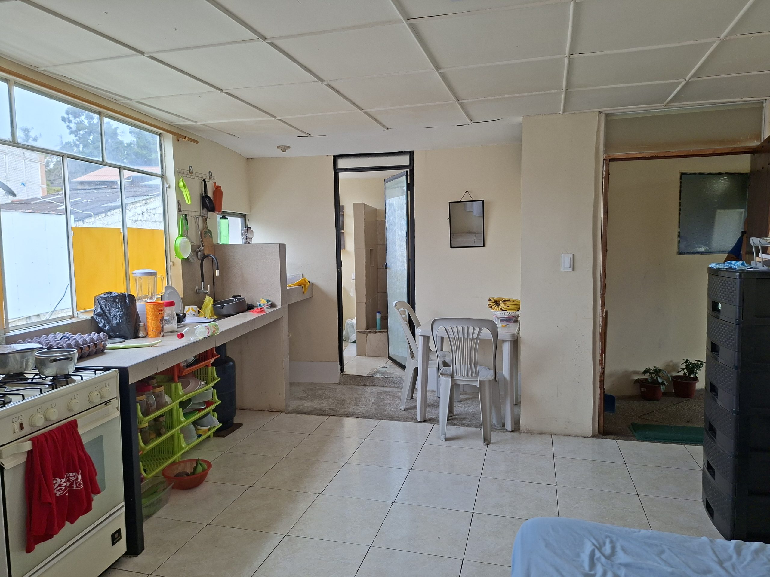 CASA RENTERA DE VENTA A UNA CUADRA DEL SUPERMAXI
