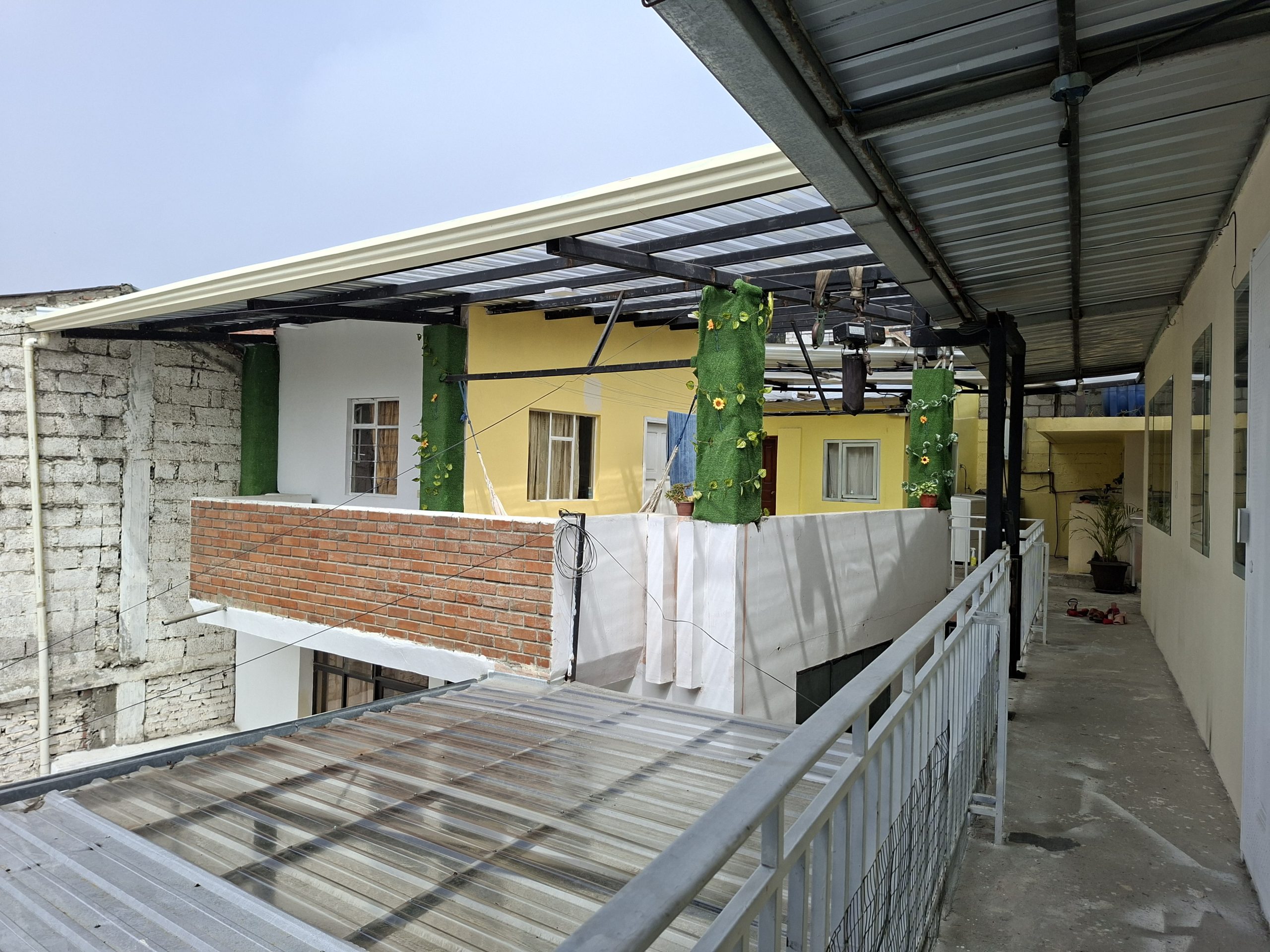 CASA RENTERA DE VENTA A UNA CUADRA DEL SUPERMAXI