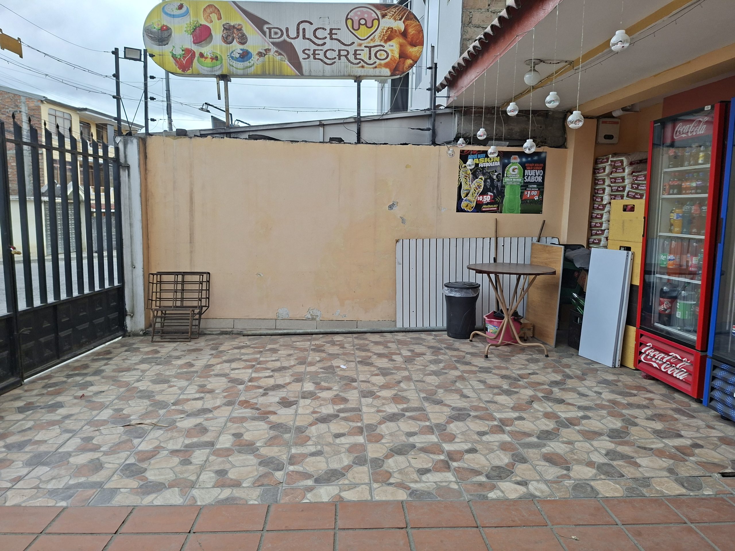 CASA ESQUINERA CON LOCAL COMERCIAL DE VENTA FRENTE A LA AV. DE LOS PALTAS-LOJA