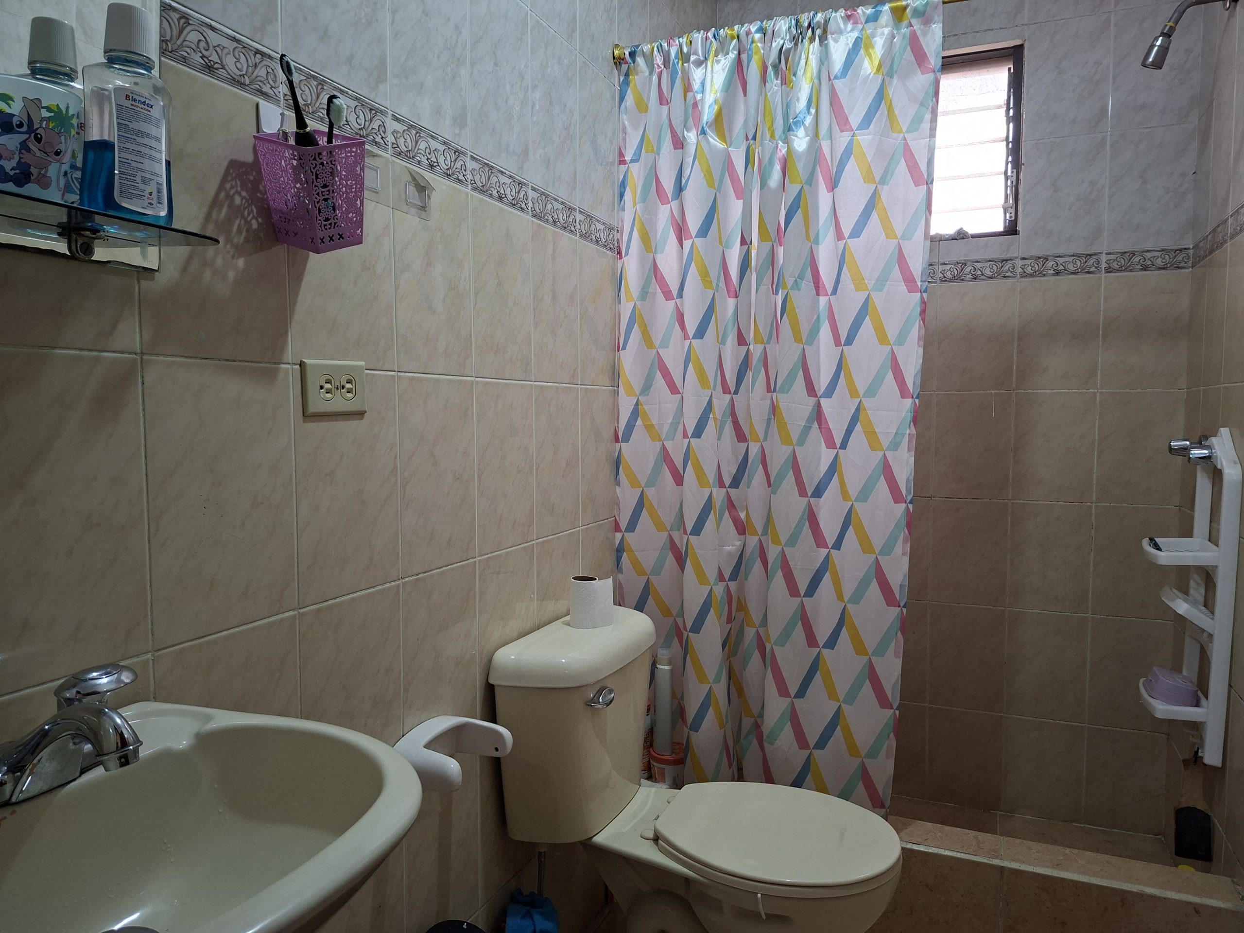 CASA ESQUINERA CON LOCAL COMERCIAL DE VENTA FRENTE A LA AV. DE LOS PALTAS-LOJA