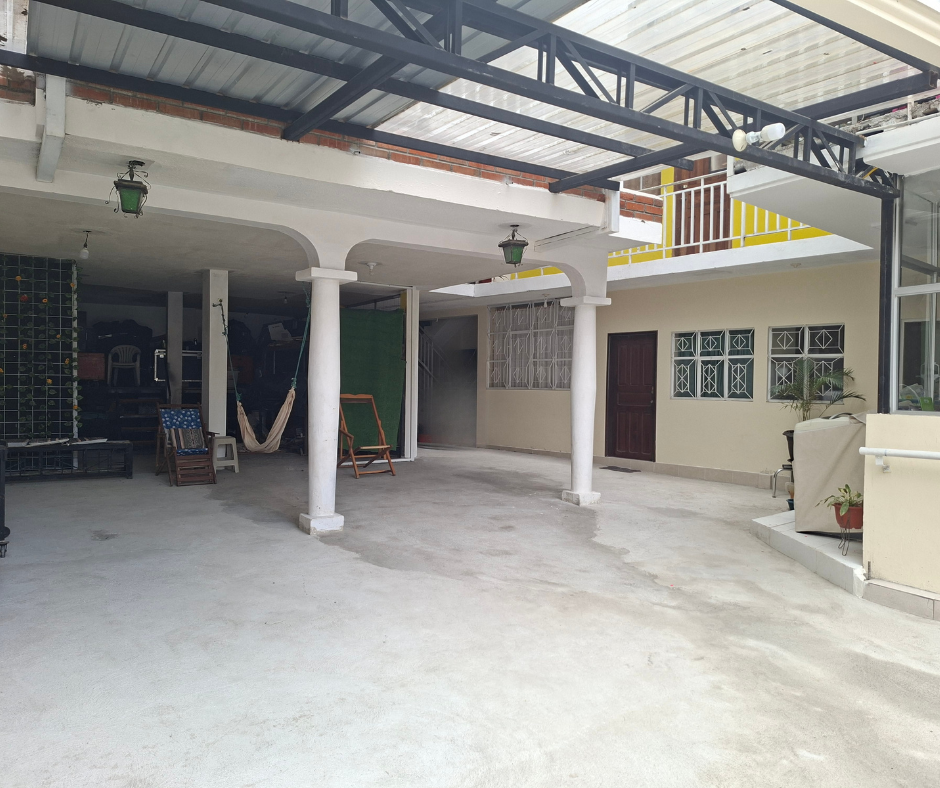 CASA RENTERA DE VENTA A UNA CUADRA DEL SUPERMAXI