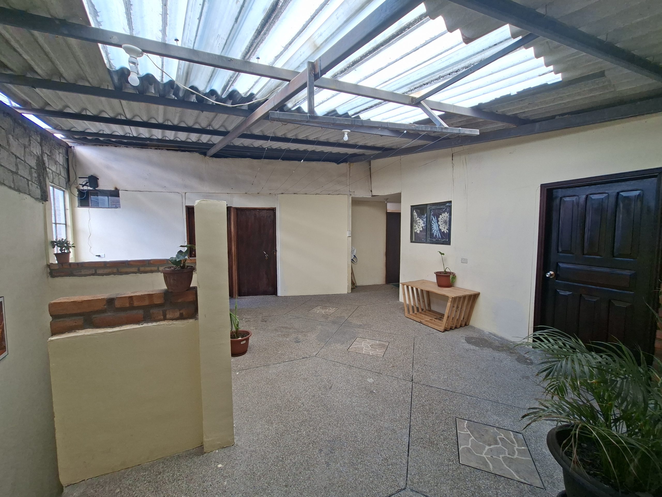 CASA RENTERA DE VENTA A UNA CUADRA DEL SUPERMAXI