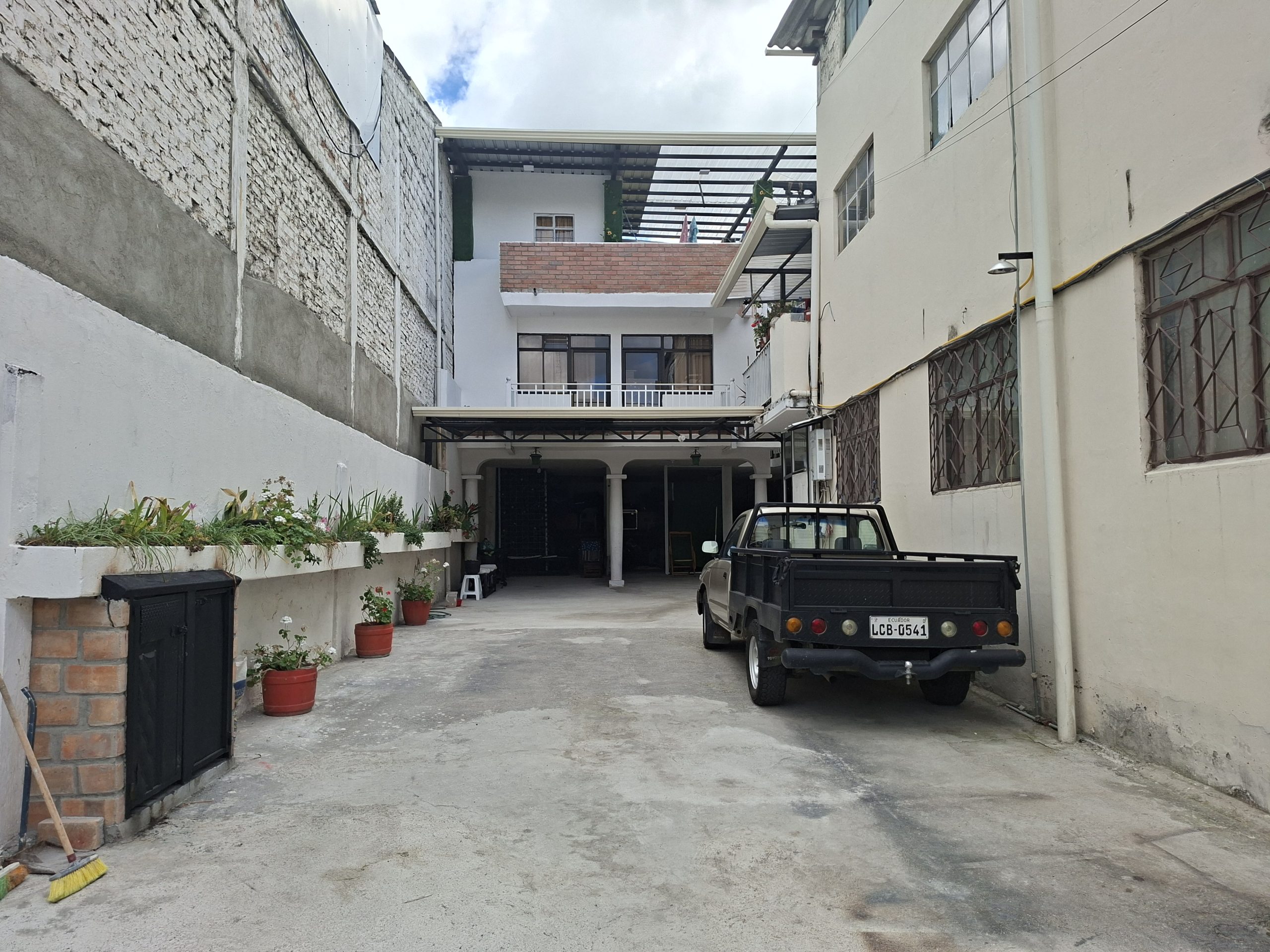CASA RENTERA DE VENTA A UNA CUADRA DEL SUPERMAXI