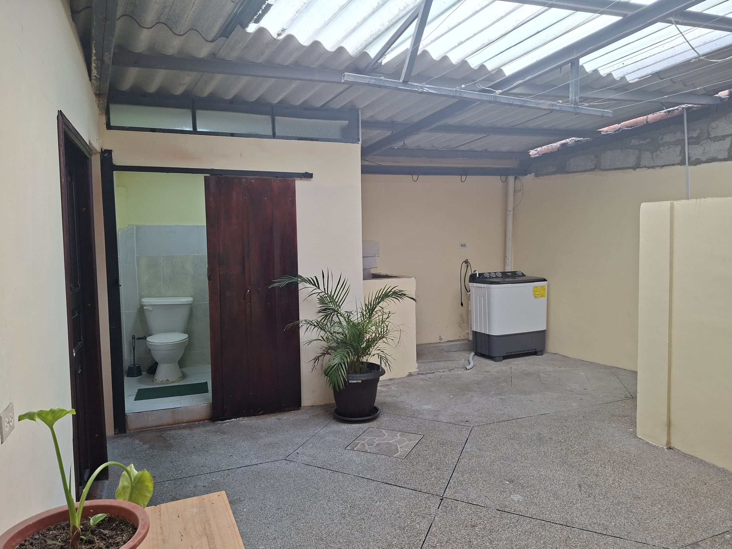CASA RENTERA DE VENTA A UNA CUADRA DEL SUPERMAXI