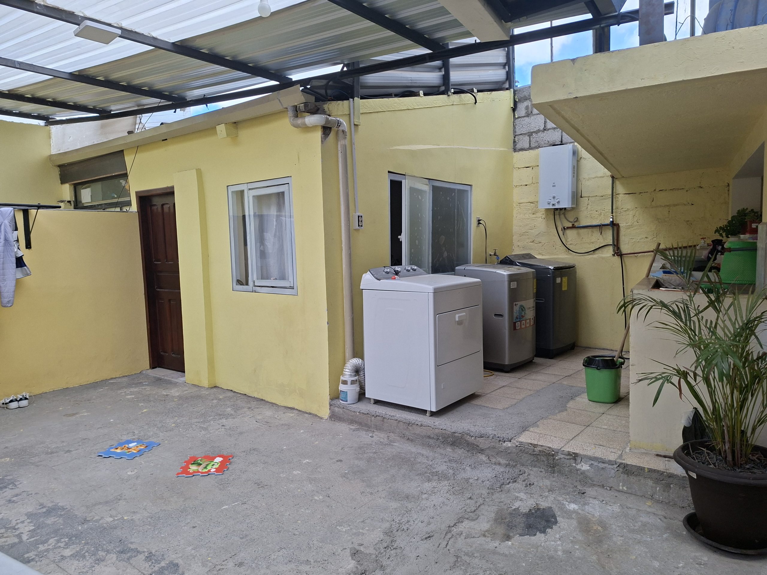 CASA RENTERA DE VENTA A UNA CUADRA DEL SUPERMAXI