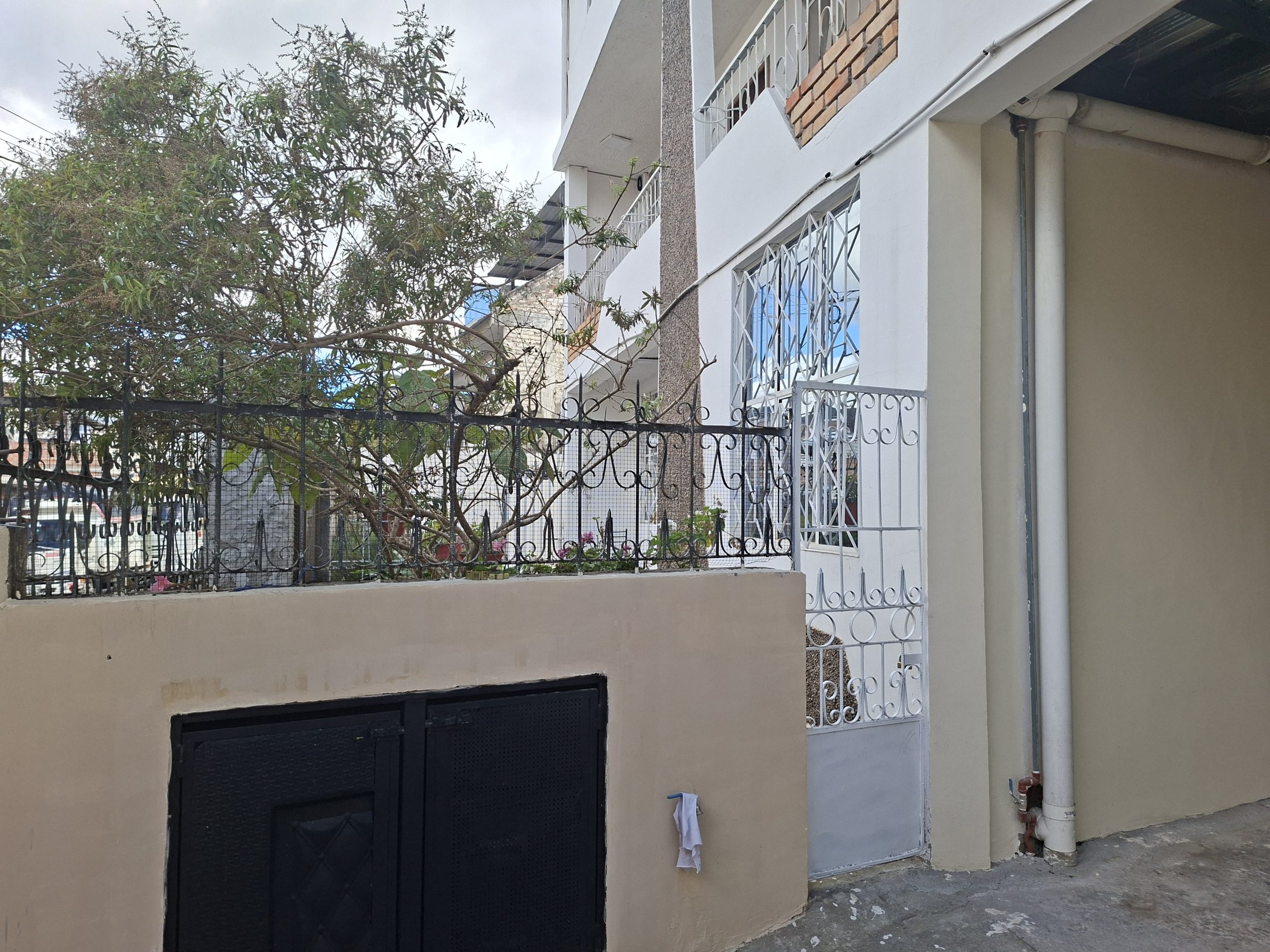 CASA RENTERA DE VENTA A UNA CUADRA DEL SUPERMAXI