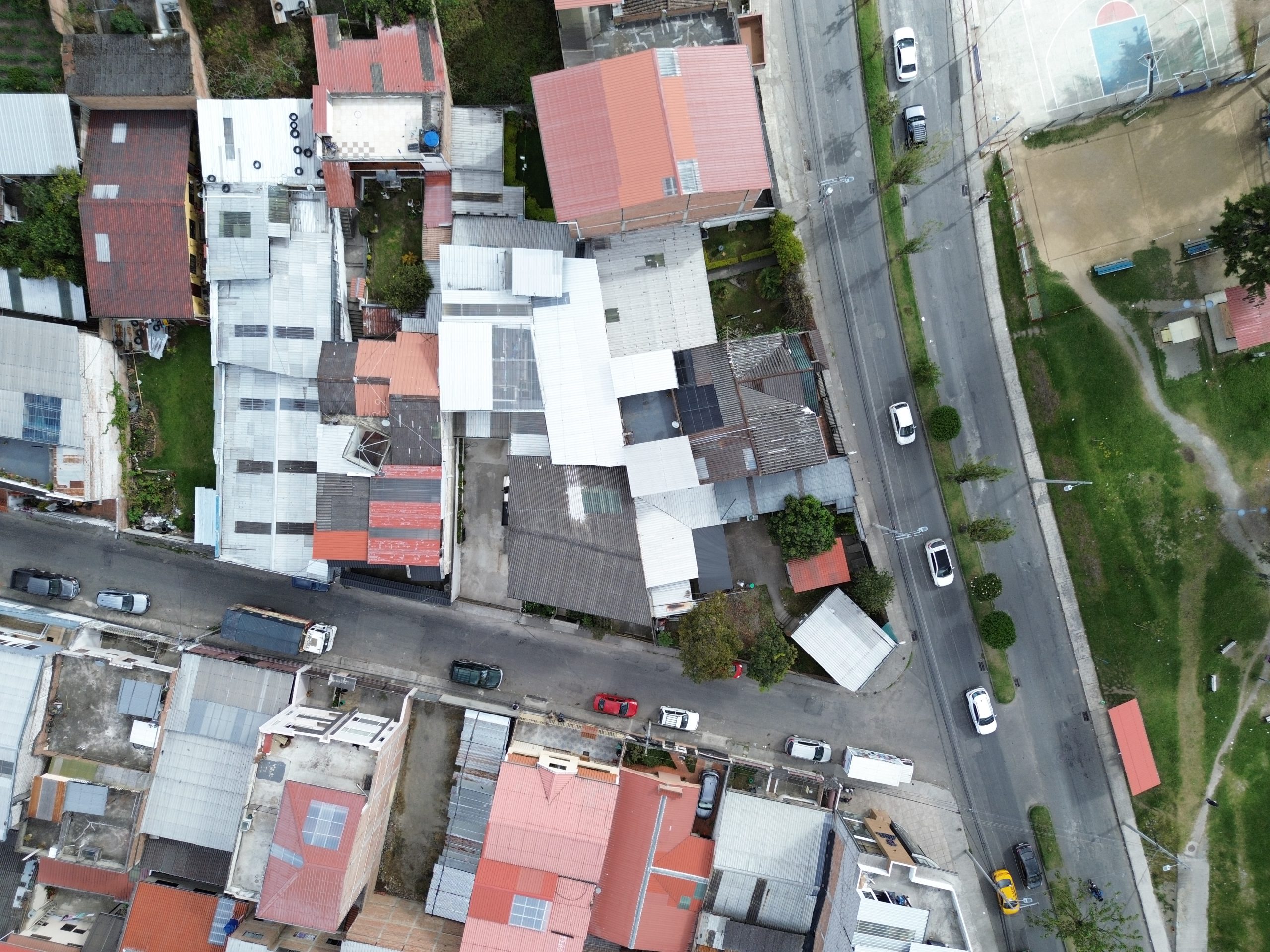 CASA RENTERA DE VENTA A UNA CUADRA DEL SUPERMAXI