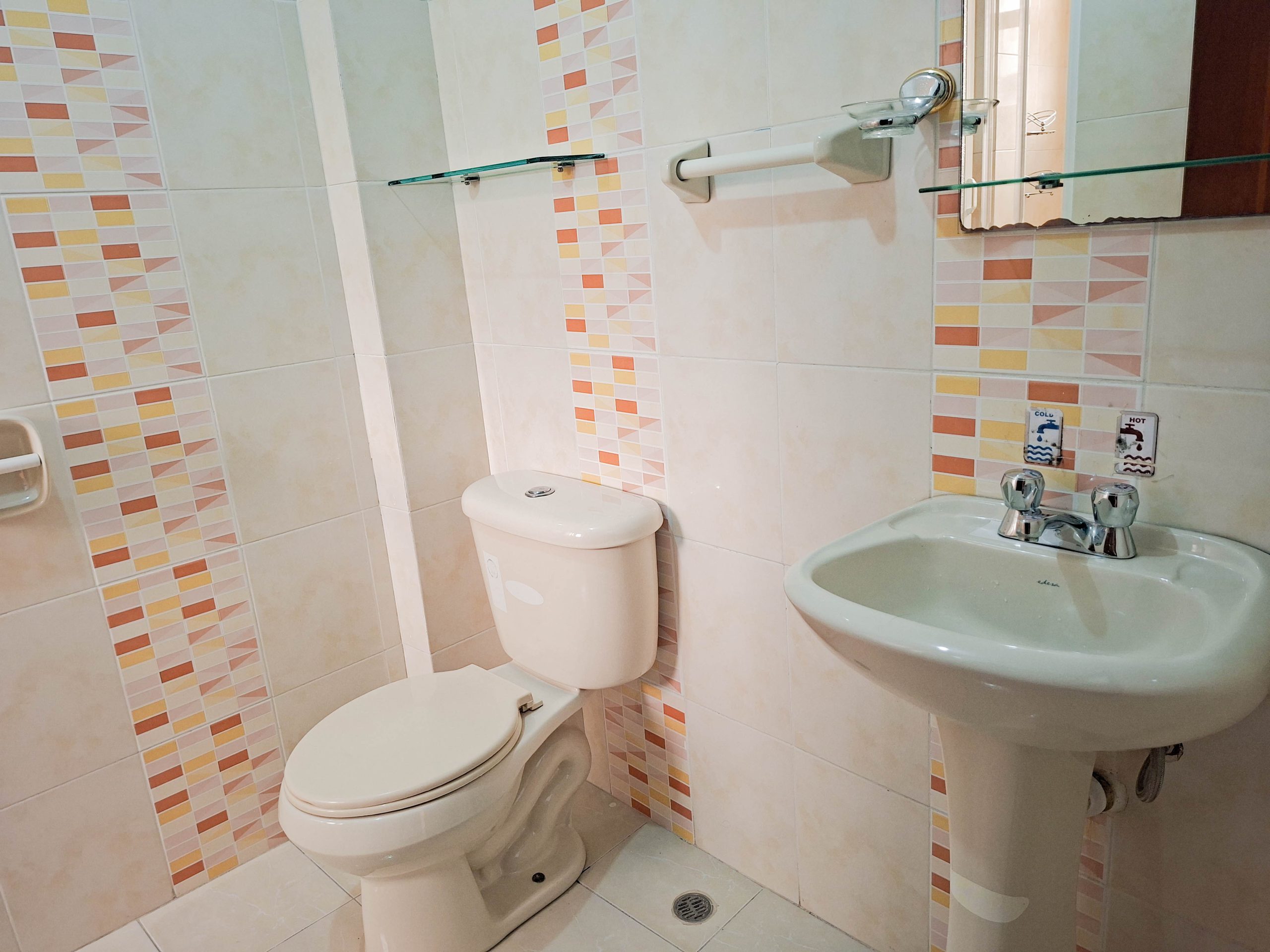 CASA ESQUINERA DE VENTA EN LOJA, CONJUNTO SAN FRANCISCO DE OBRAPÍA