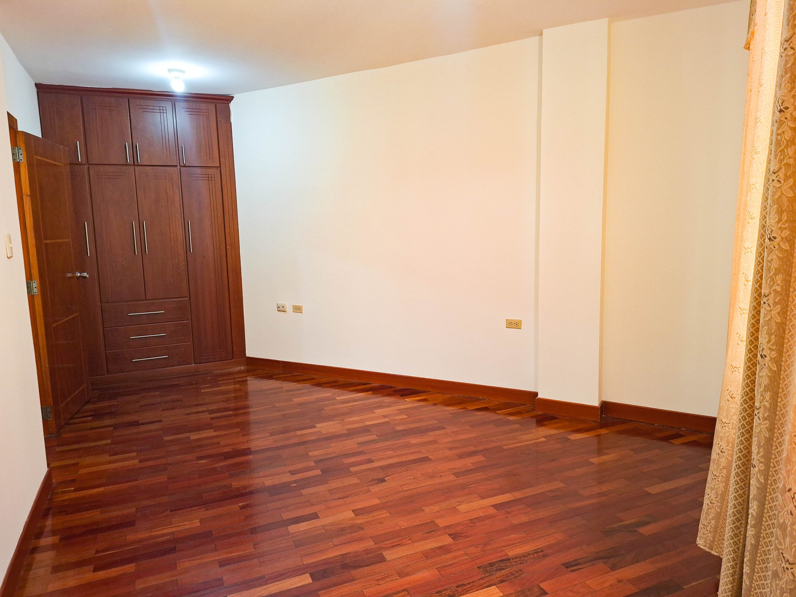 CASA ESQUINERA DE VENTA EN LOJA, CONJUNTO SAN FRANCISCO DE OBRAPÍA