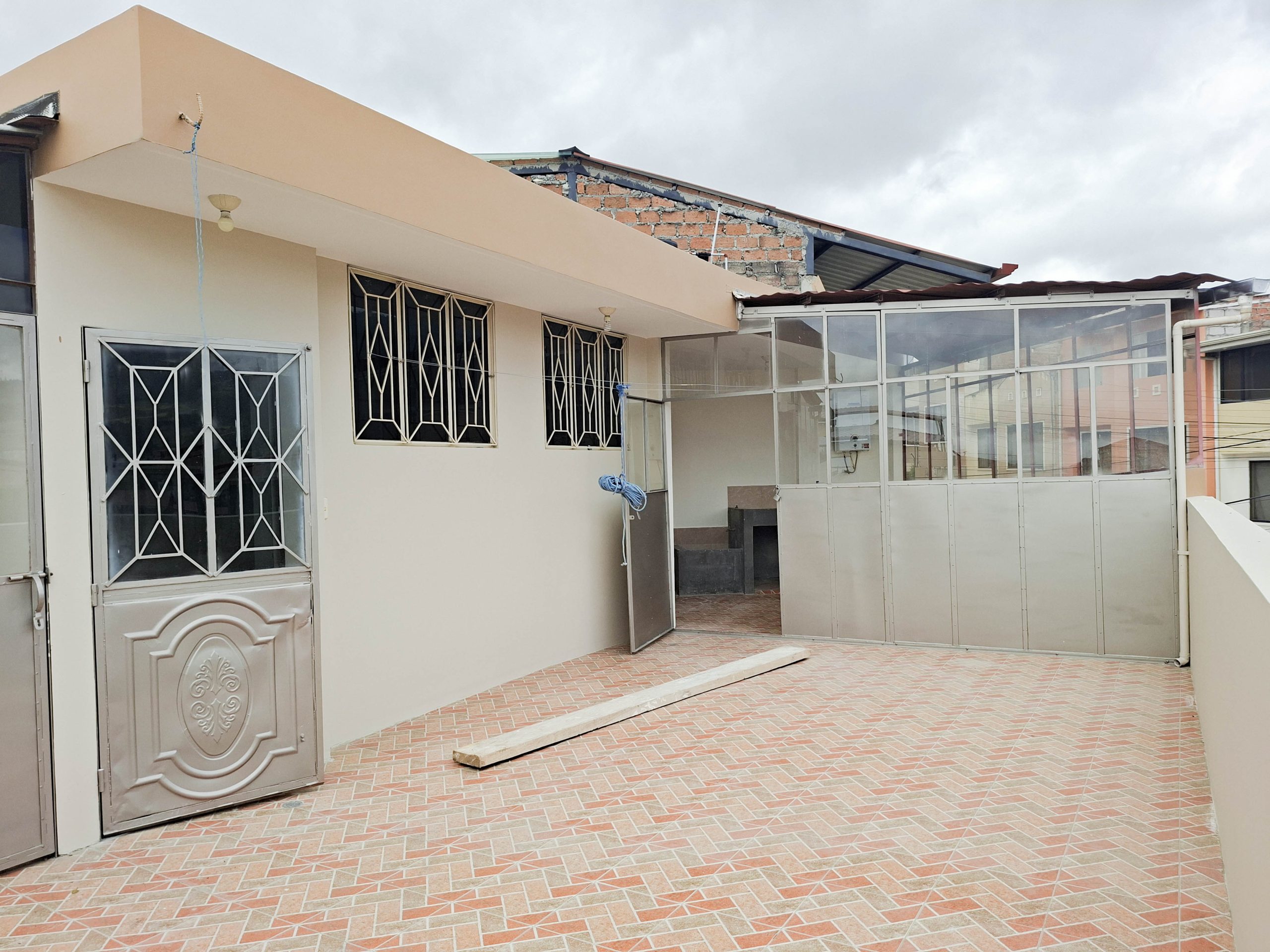 CASA ESQUINERA DE VENTA EN LOJA, CONJUNTO SAN FRANCISCO DE OBRAPÍA