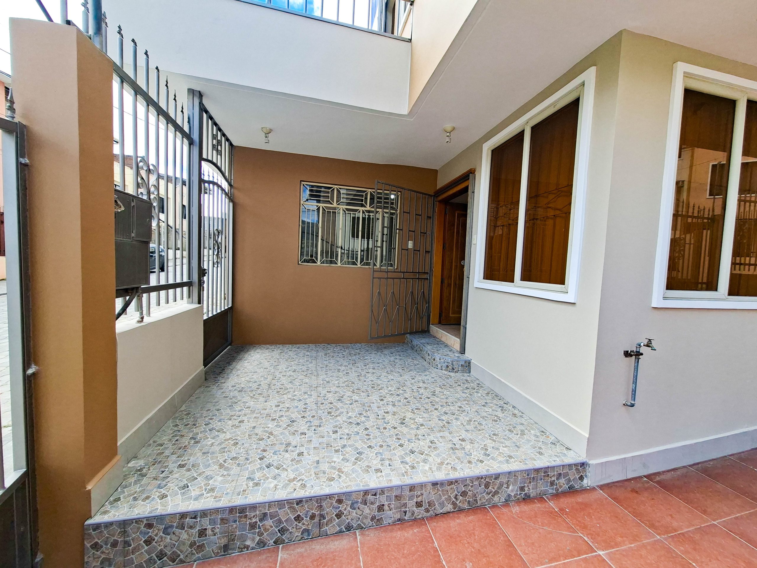 CASA ESQUINERA DE VENTA EN LOJA, CONJUNTO SAN FRANCISCO DE OBRAPÍA
