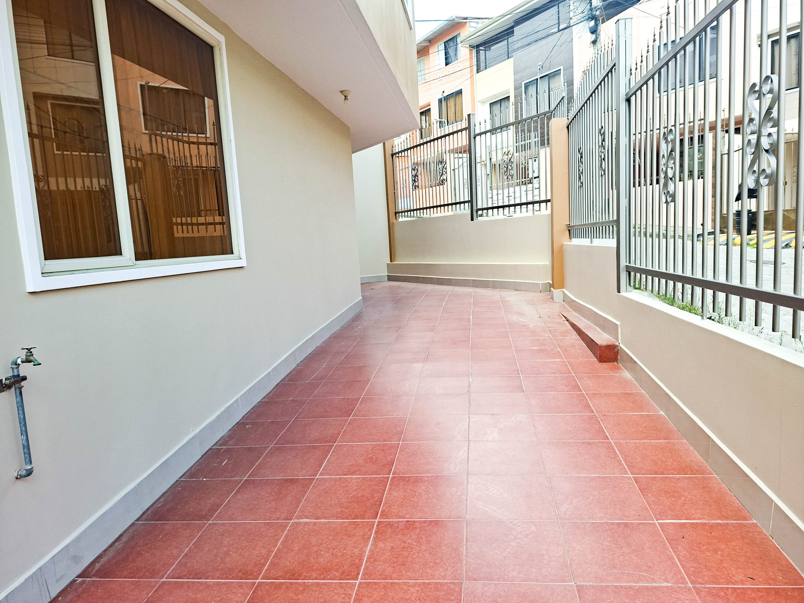 CASA ESQUINERA DE VENTA EN LOJA, CONJUNTO SAN FRANCISCO DE OBRAPÍA