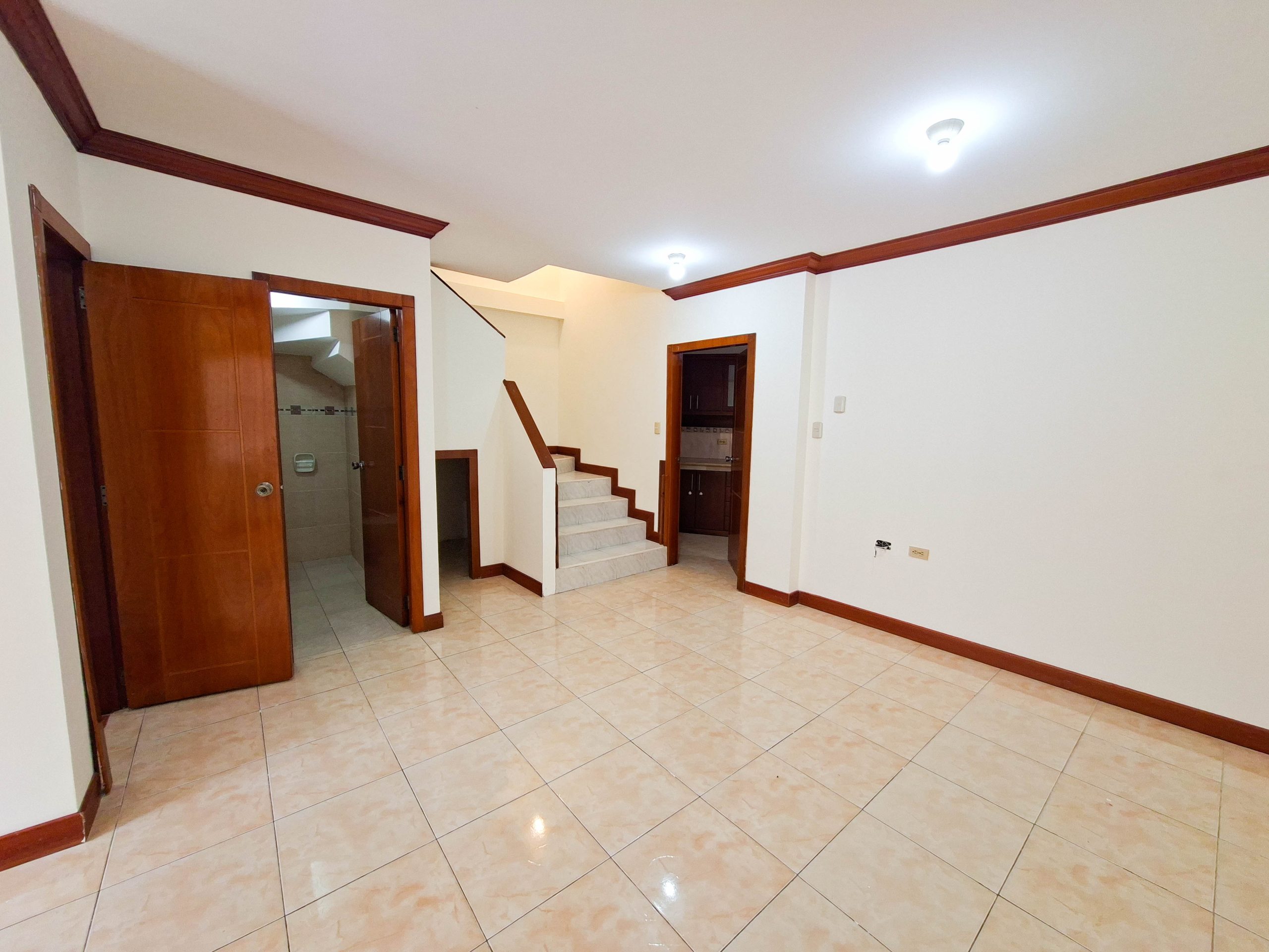 CASA ESQUINERA DE VENTA EN LOJA, CONJUNTO SAN FRANCISCO DE OBRAPÍA