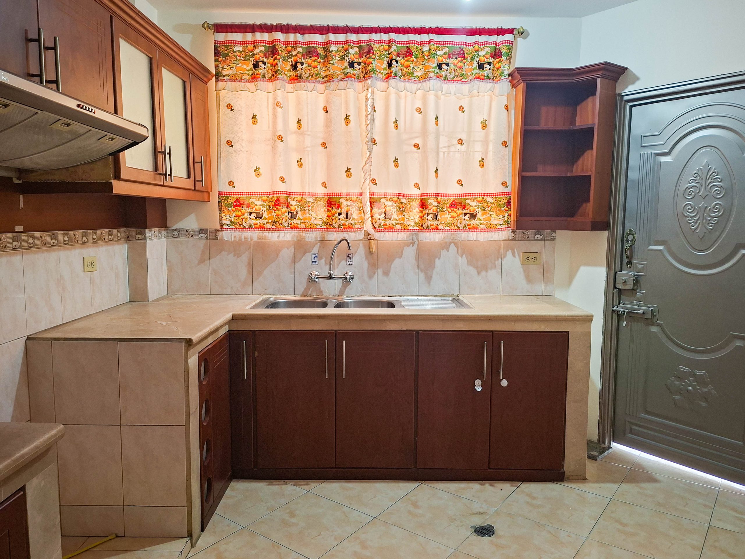 CASA ESQUINERA DE VENTA EN LOJA, CONJUNTO SAN FRANCISCO DE OBRAPÍA