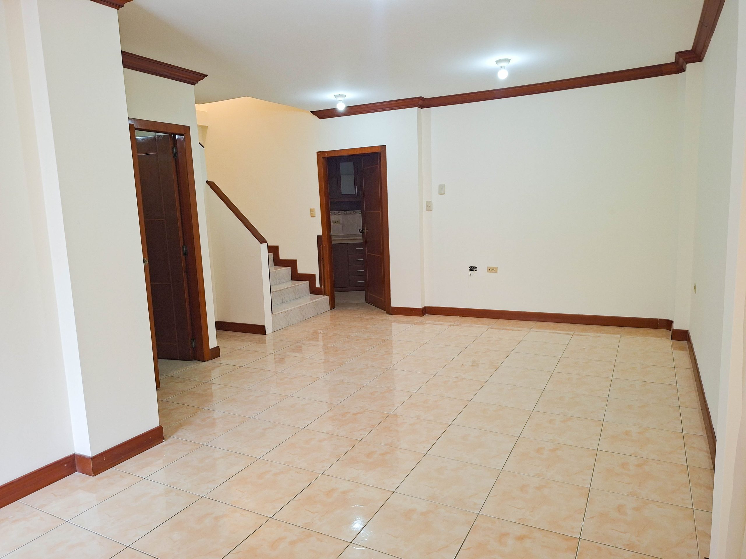 CASA ESQUINERA DE VENTA EN LOJA, CONJUNTO SAN FRANCISCO DE OBRAPÍA