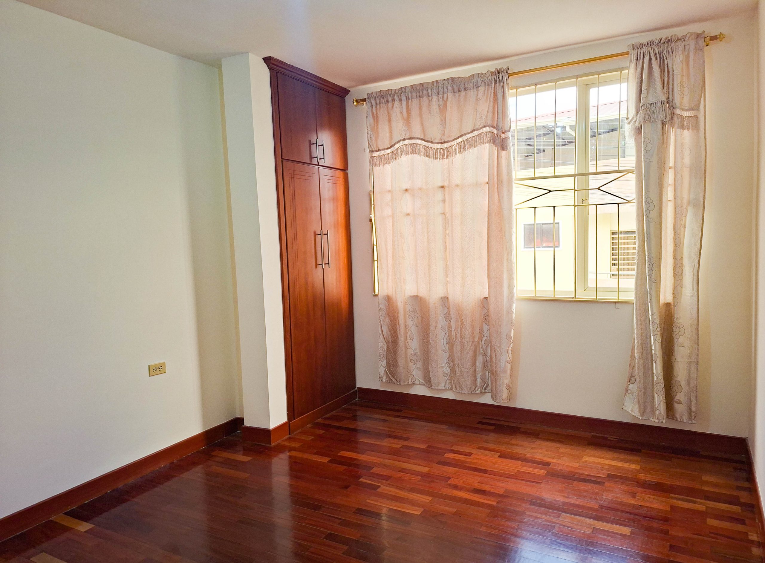 CASA ESQUINERA DE VENTA EN LOJA, CONJUNTO SAN FRANCISCO DE OBRAPÍA
